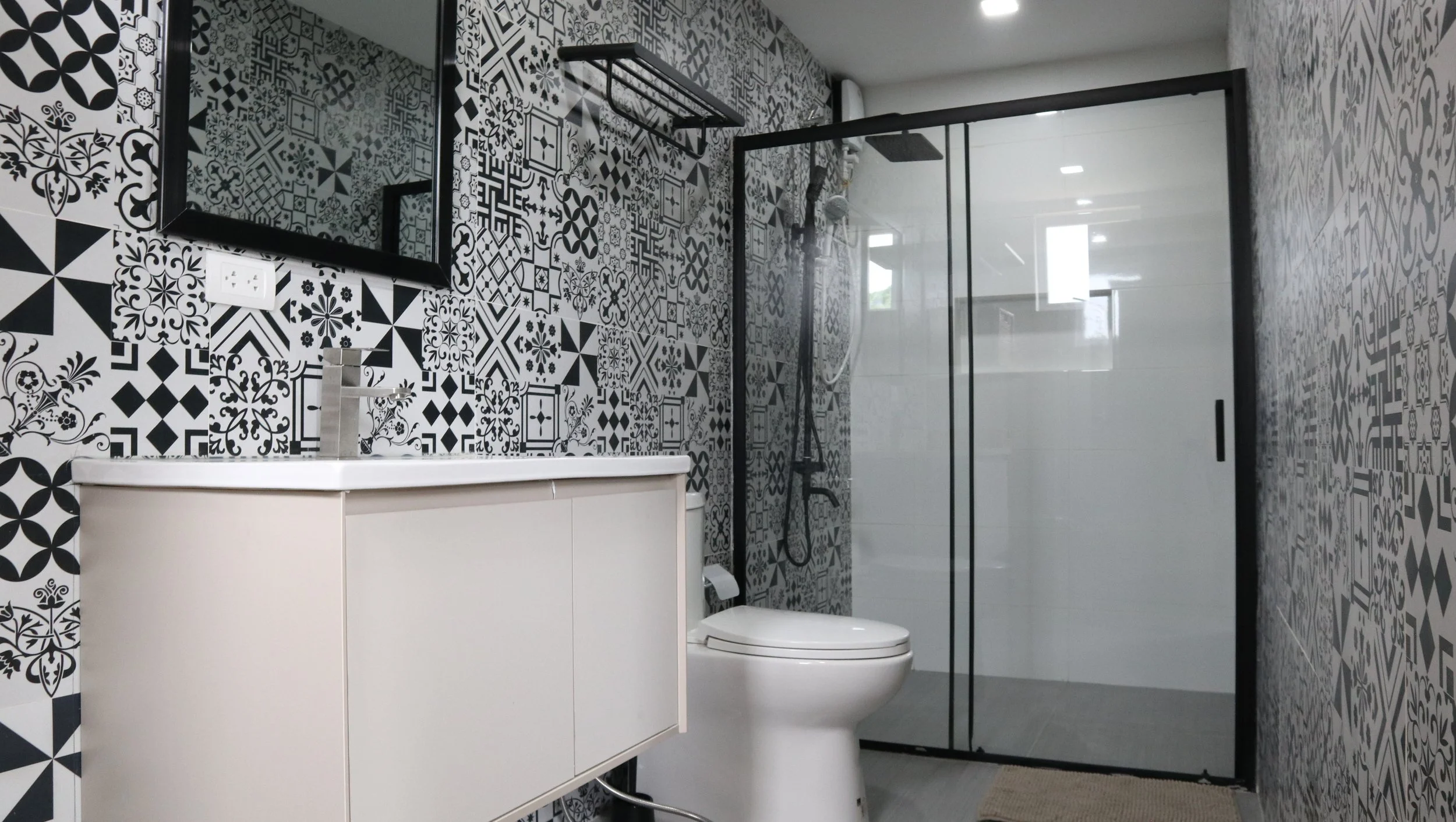 SUNRISE ROOM

Approx. 28 sqm

Wake up to calm island mornings in the Sunrise Room, featuring a plush king-sized bed and a soothing sage green accent wall with tropical floral art. The room includes a wooden desk and chair, perfect for quiet moments o