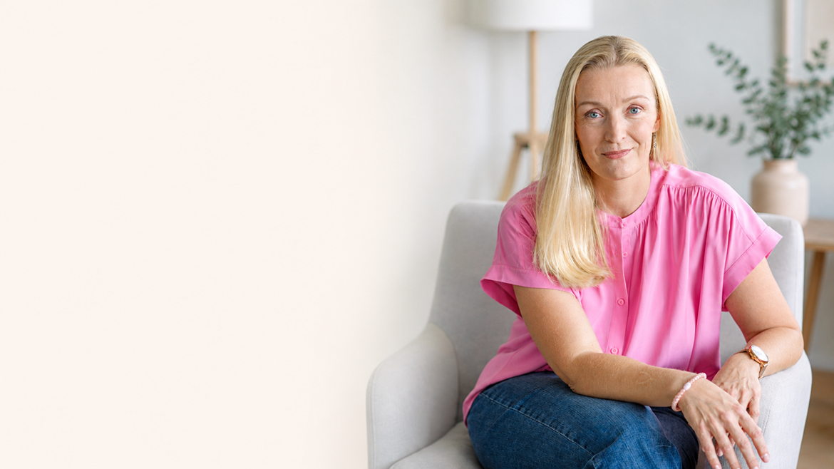 Anja Pfenning in ihrer Praxis für Traumatherapie und EMDR am Ammersee