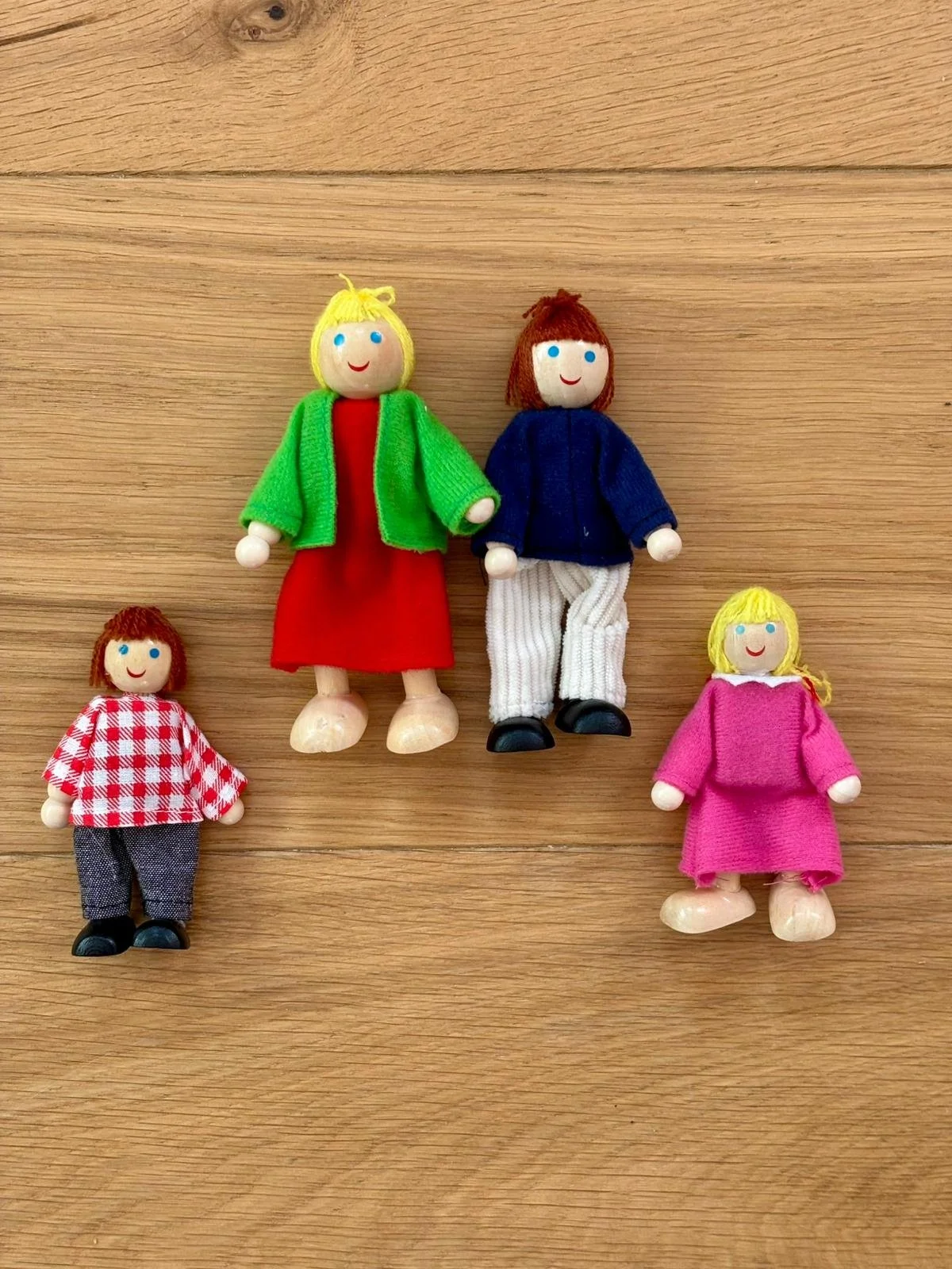 Familie mit kleinen Holzpuppen