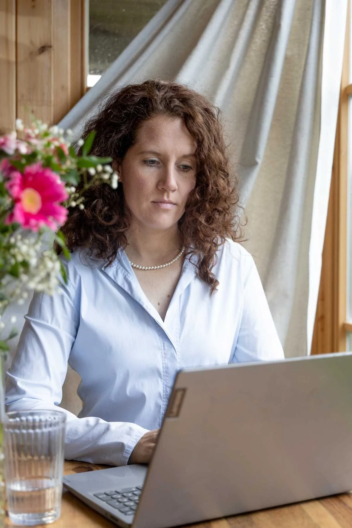 Nicole-Kristin Dürksen hochkonzentriert am Laptop arbeitend