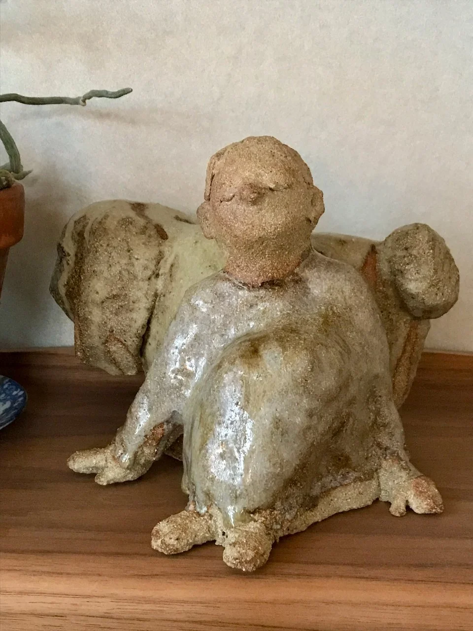 kanin og jente i steingodsleire, lys glasur, forfra