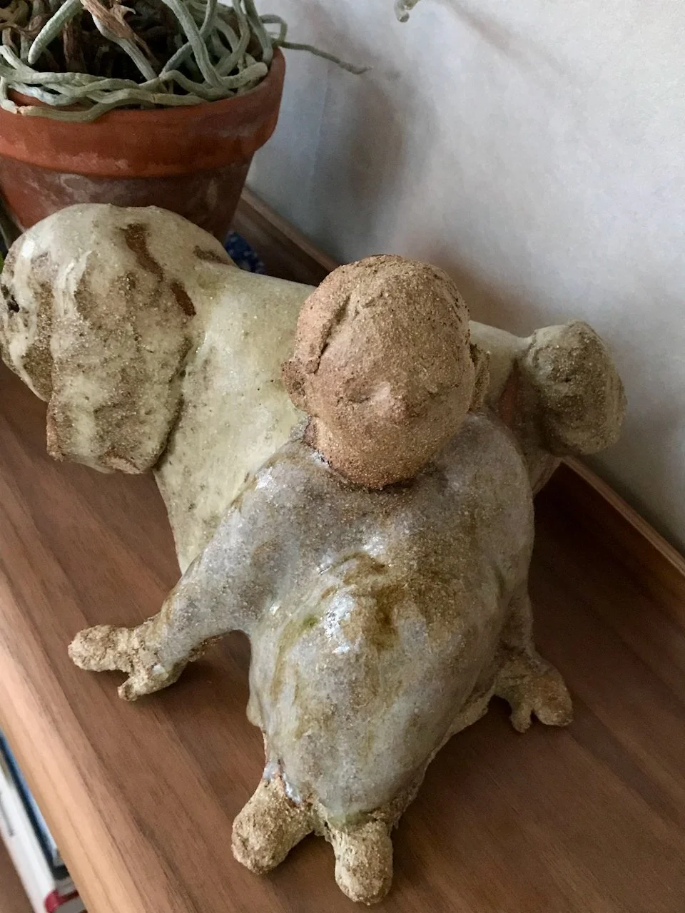 jente som lener seg mot en kanin, kaninvenn, laget i steingodsleire, lys glasur, Keramikkskulptur, detalj ovenfra