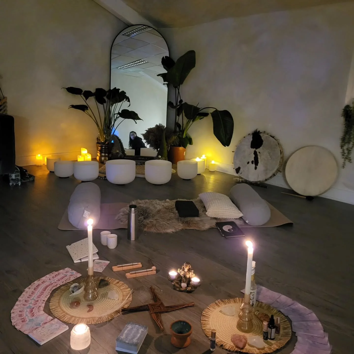 Our first New Moon Gathering of 2026 🌹

And what a powerful one it was, so many synchronicities for a lot of us, moving through similar feelings as we approach the end of the year of the snake.
So much growth, shedding, letting go of control &amp; s