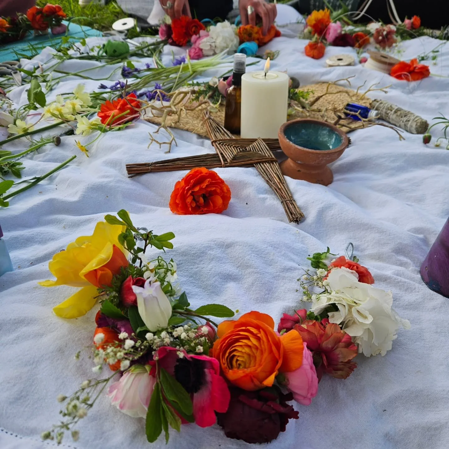 What a beautiful way to spend the morning with a beautiful group of Mn&aacute; 🌸🌷

#bealtaine #celticmythology #flowercrown #workshop