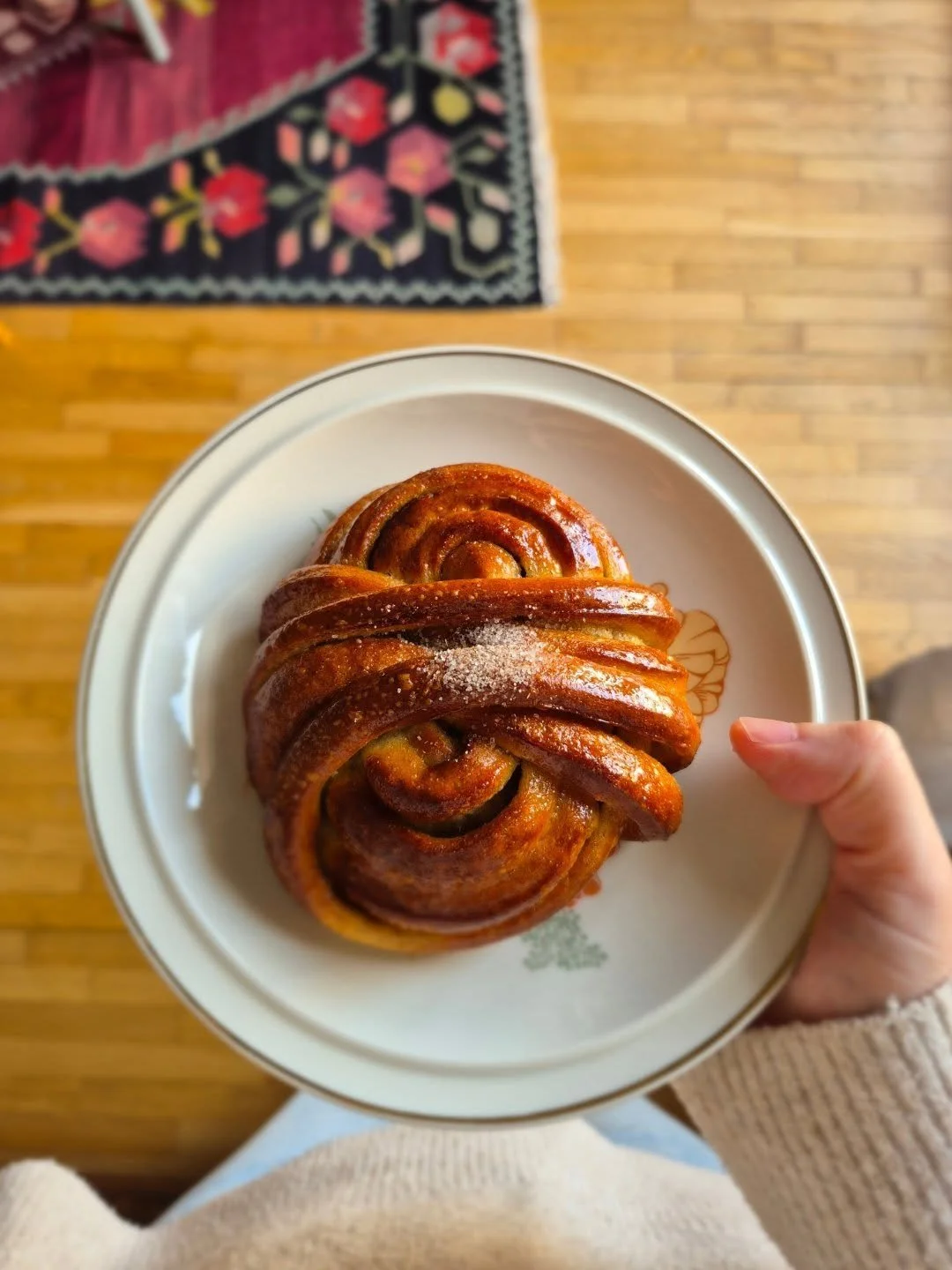 We love the Athenian tradition of picking up a treat for a friend at work. And kardemummabullar hit differently if you're Lebanese. They have absolutely nothing to do with our food culture (we didn't grow up seeing them in bakeries or pastry shops, a