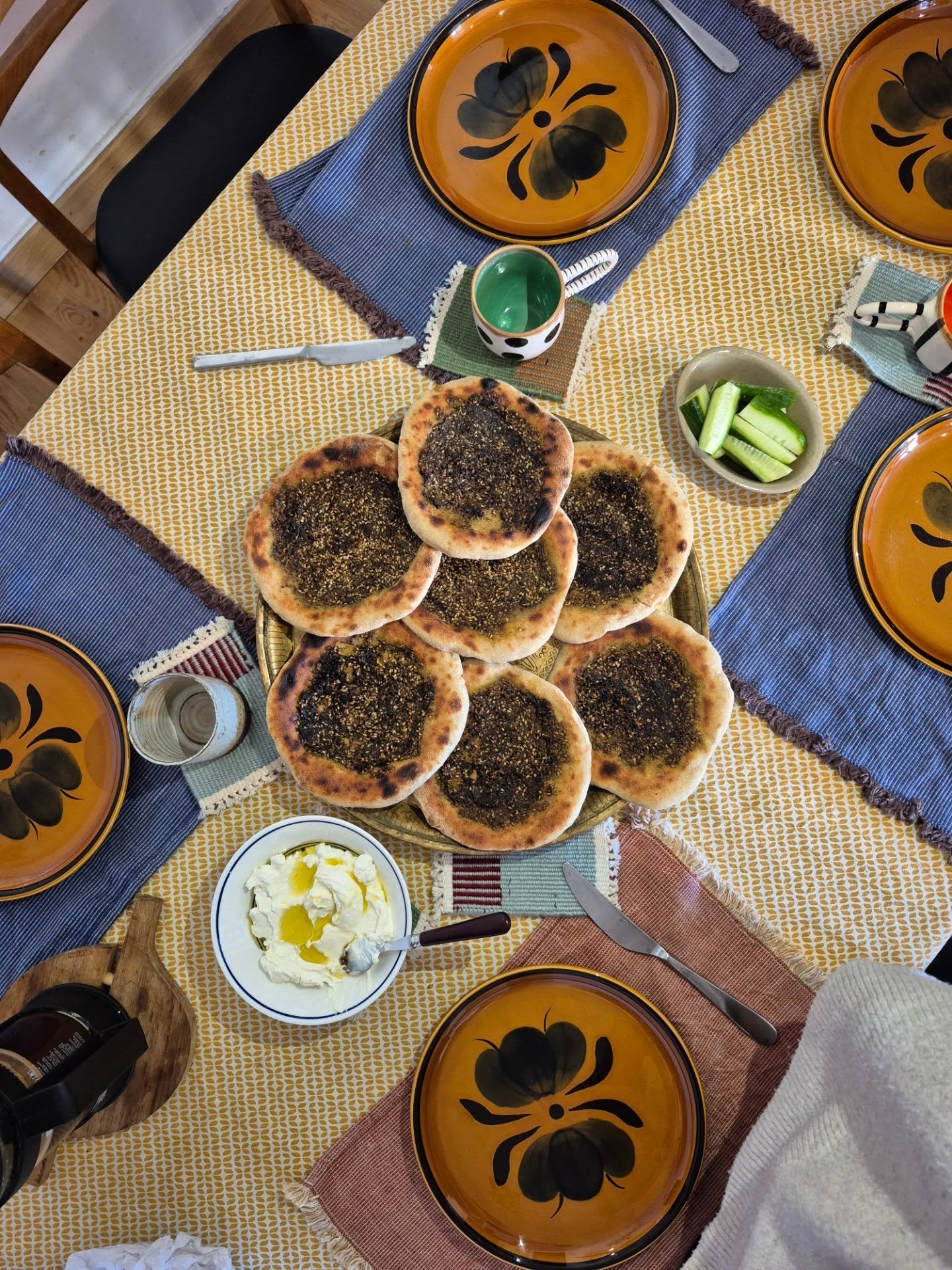 فرن الريّس ❤️

No meal in Marseille beats the manaeesh made for us from scratch every morning by the one and only @rayess_bek.