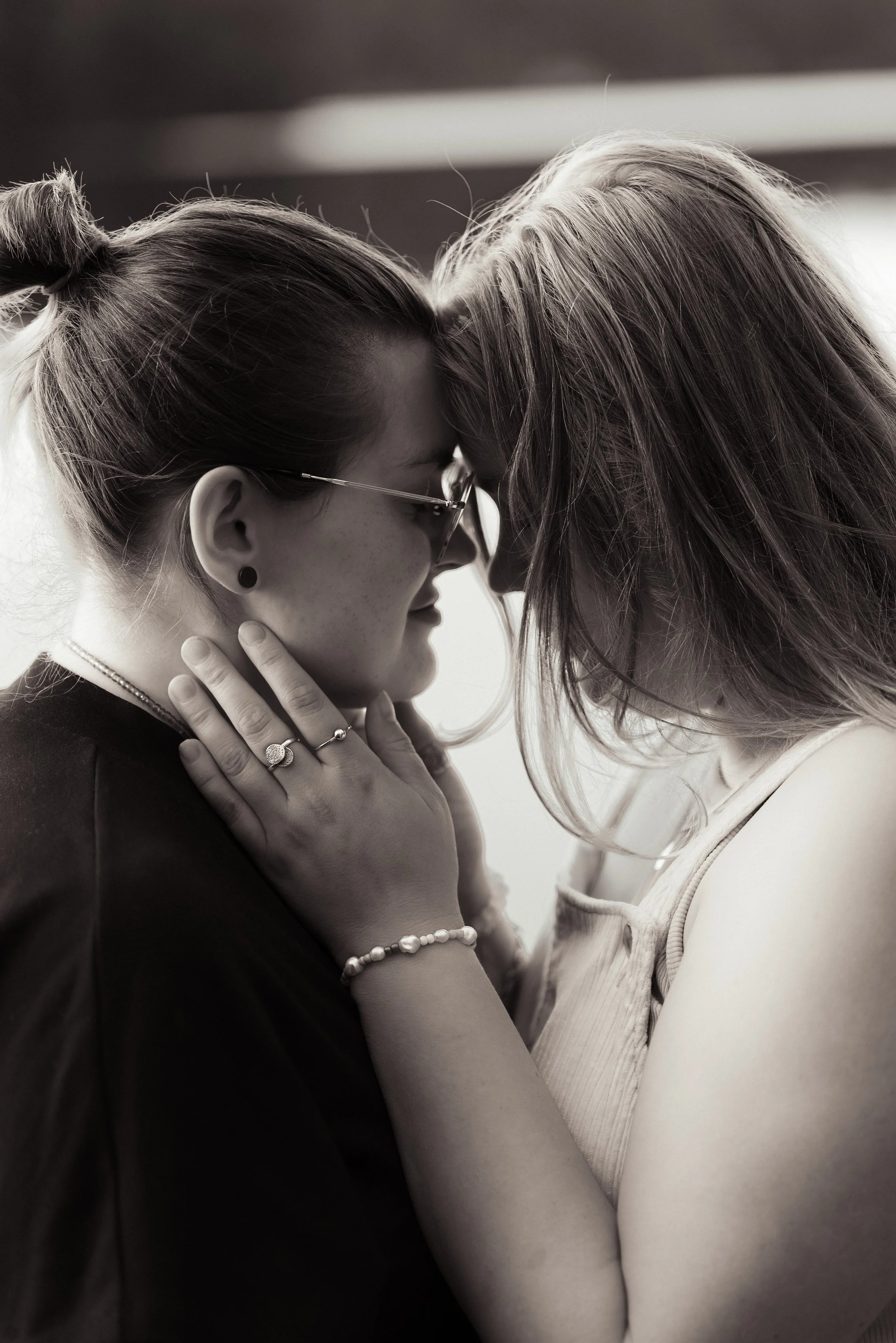 Kaksi naista koskettavat otsiaan ja aika tiukasti koskettavat kasvojaan.