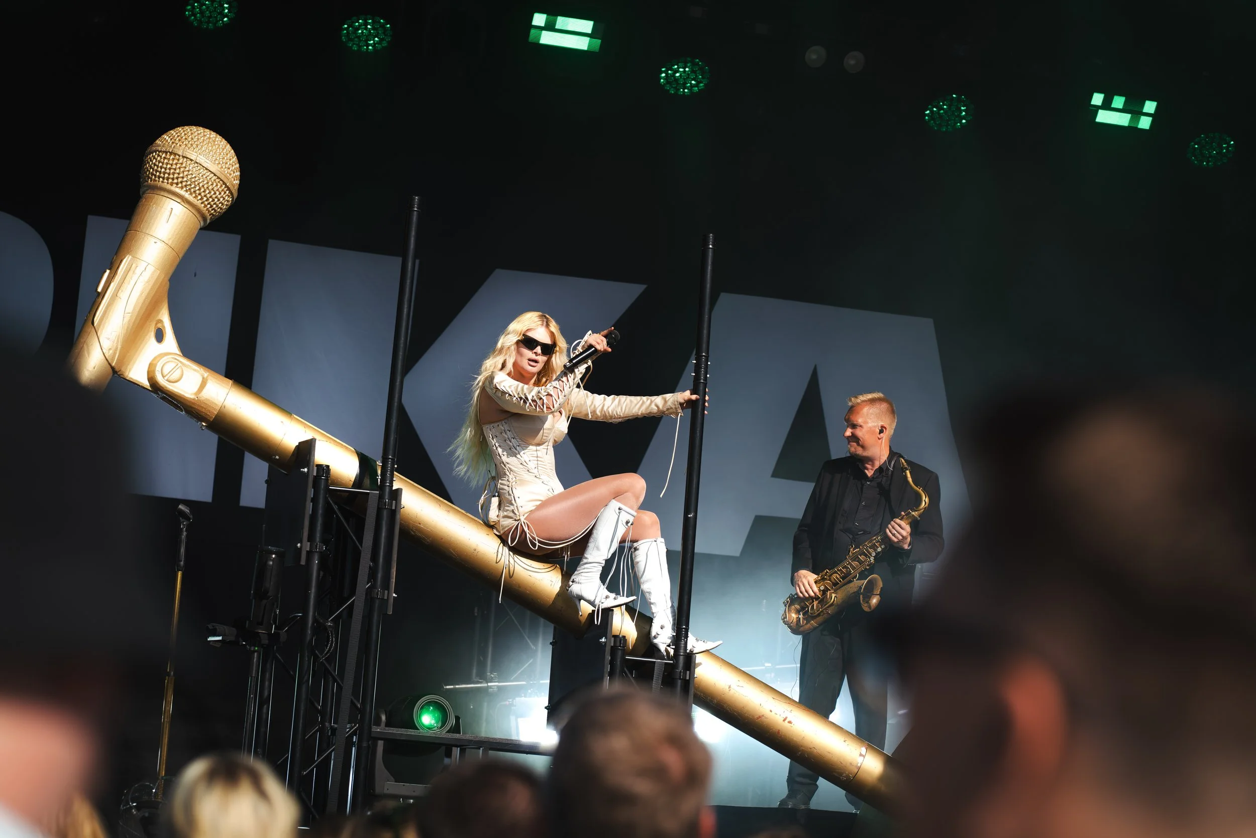 Erika Vikman esiintymässä Tapiola festivaaleilla