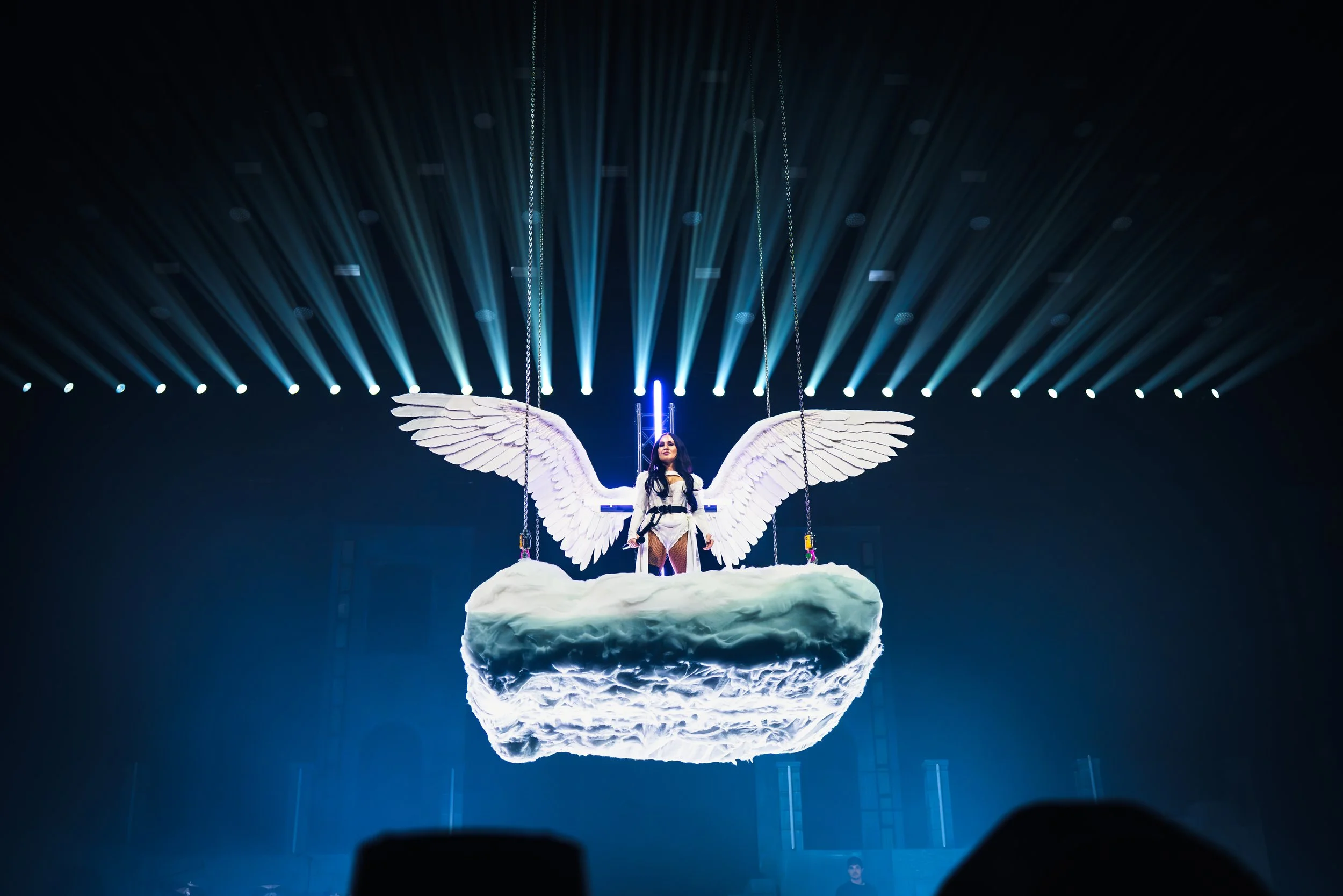 Abreu esiintymässä Carnaval de Abreu konsertissa Veikkaus areenalla. Artisti laskeutuu katosta.