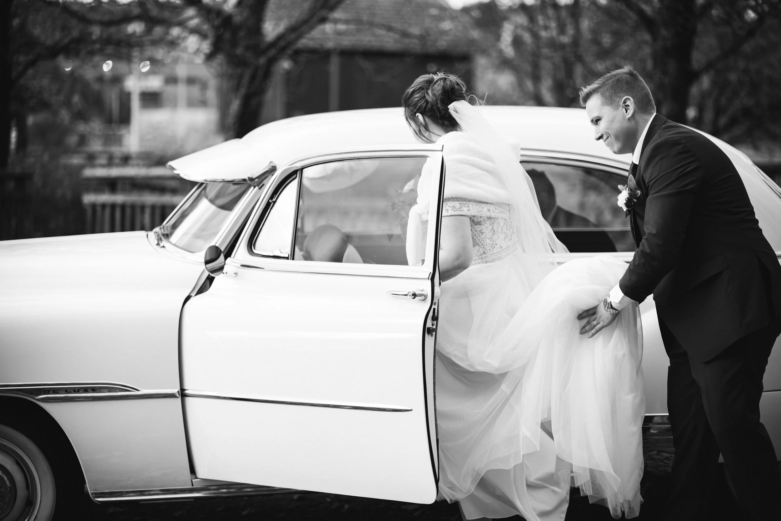 Hääkuvaus Turussa – vihkimisen jälkeen menossa hääautoon