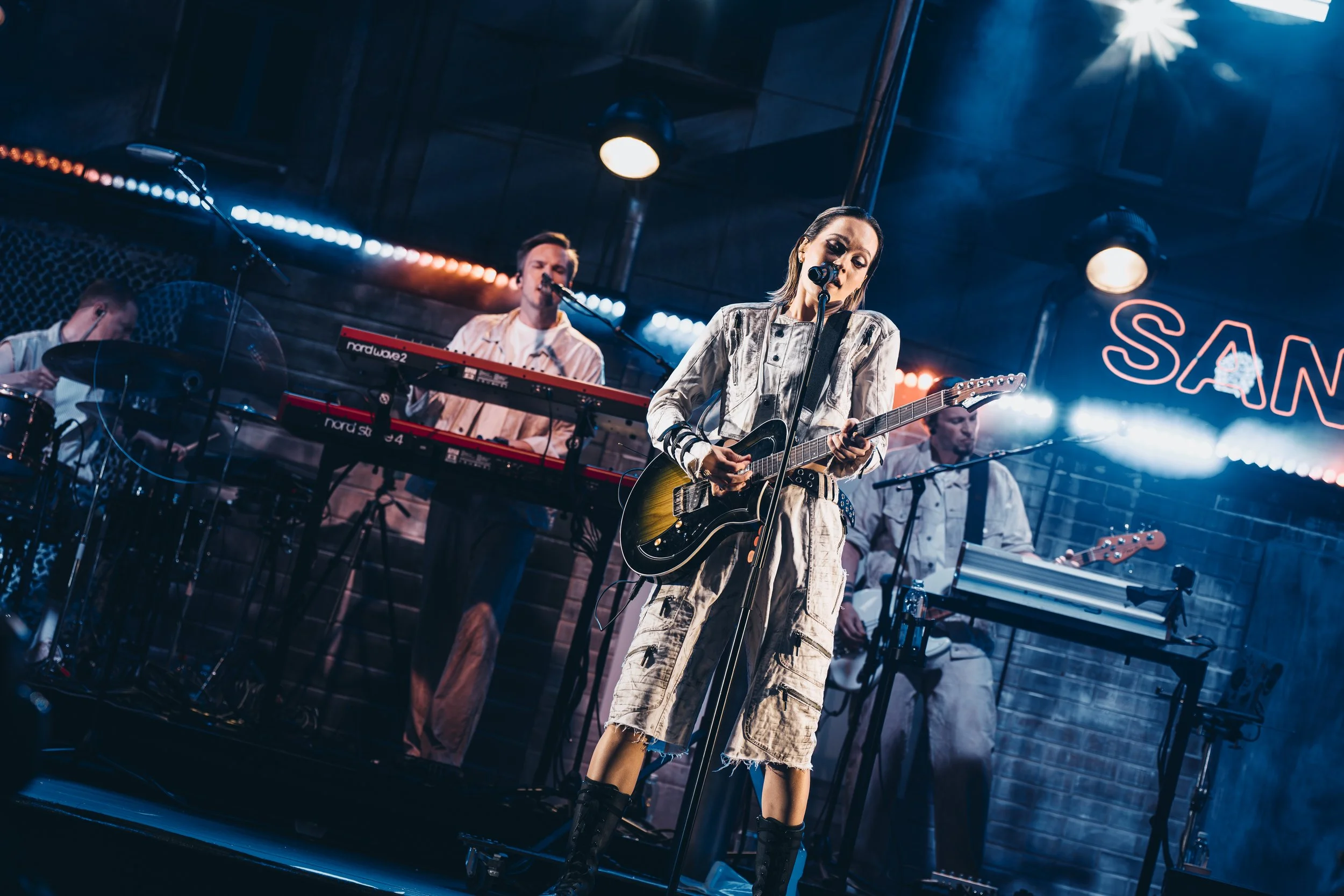 Naisten kappaleensa soittava bändi lavalla.