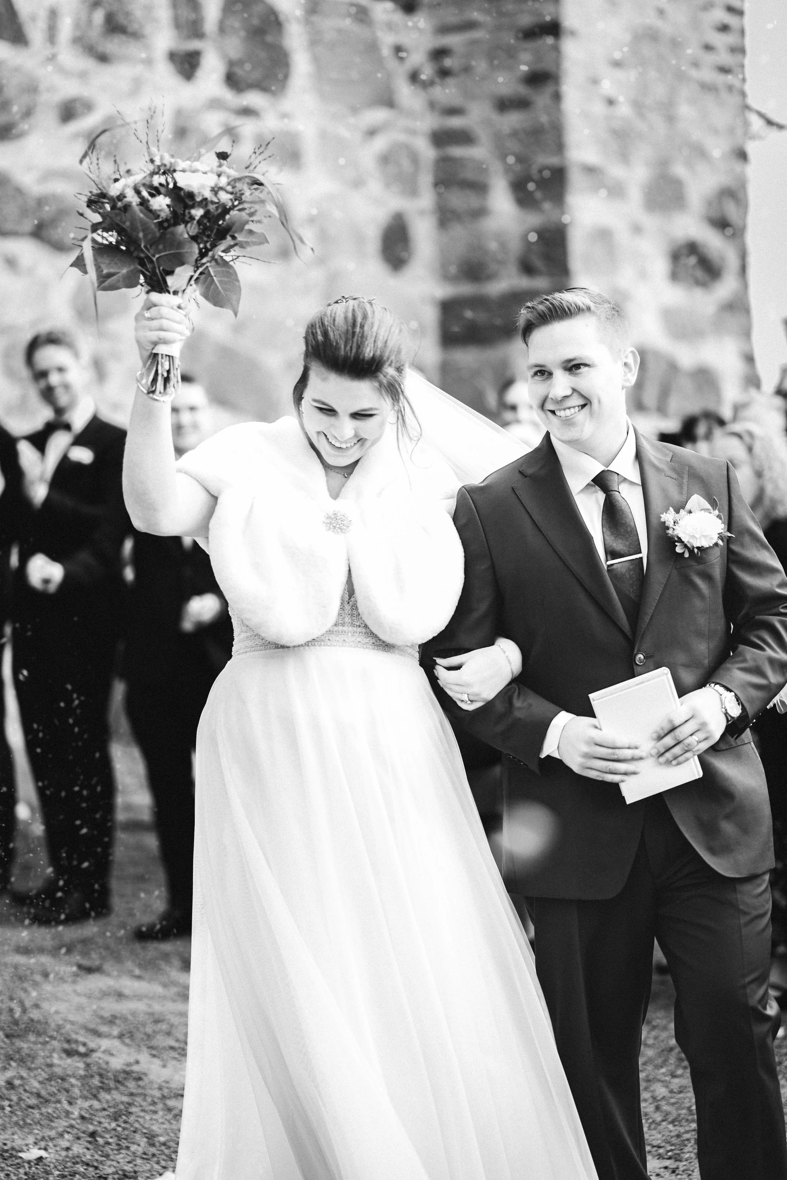 Hääkuvaus Turussa - hääpari tulee ulos kirkosta vihkimisen jälkeen