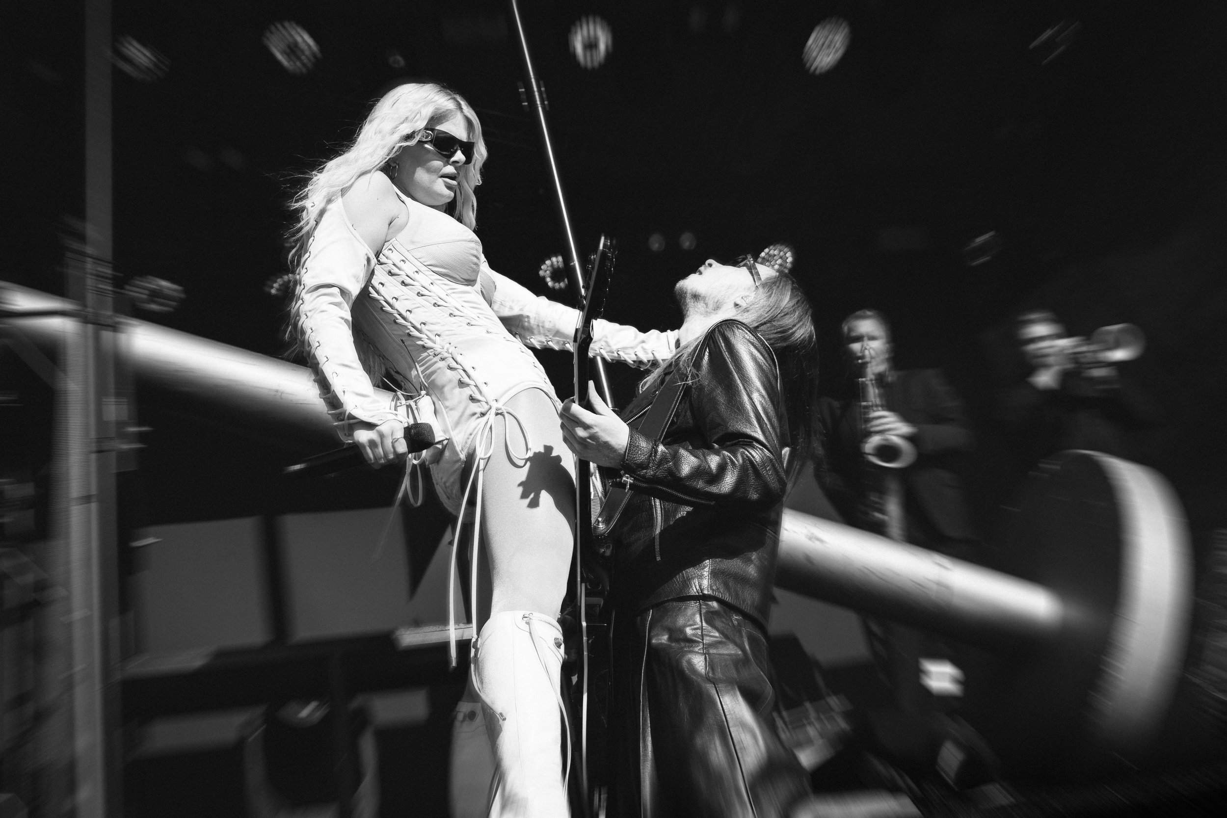 Mustavalkokuva suorasta musiikkiesityksestä, jossa kaksi naista, toinen seisoo ja toinen istuu, esittää vuorotellen.