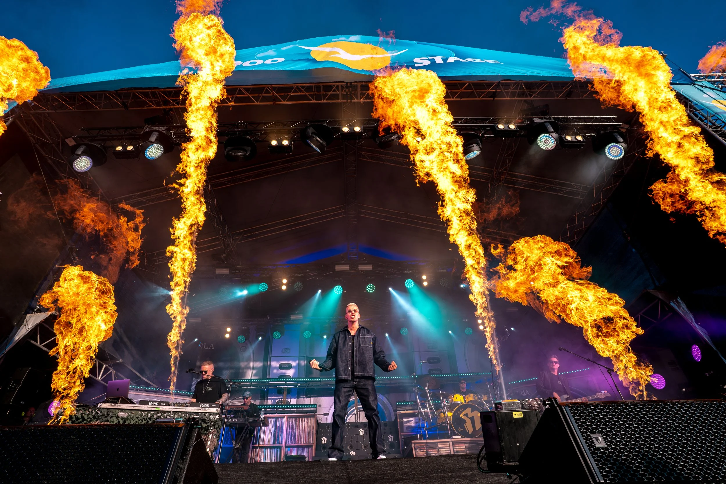 Sibelius-lavalla esiintyy bändi, jonka jäsenet soittavat ja laulavat, ympärillä olevat lavasteet ja avustajien tulenheitot.