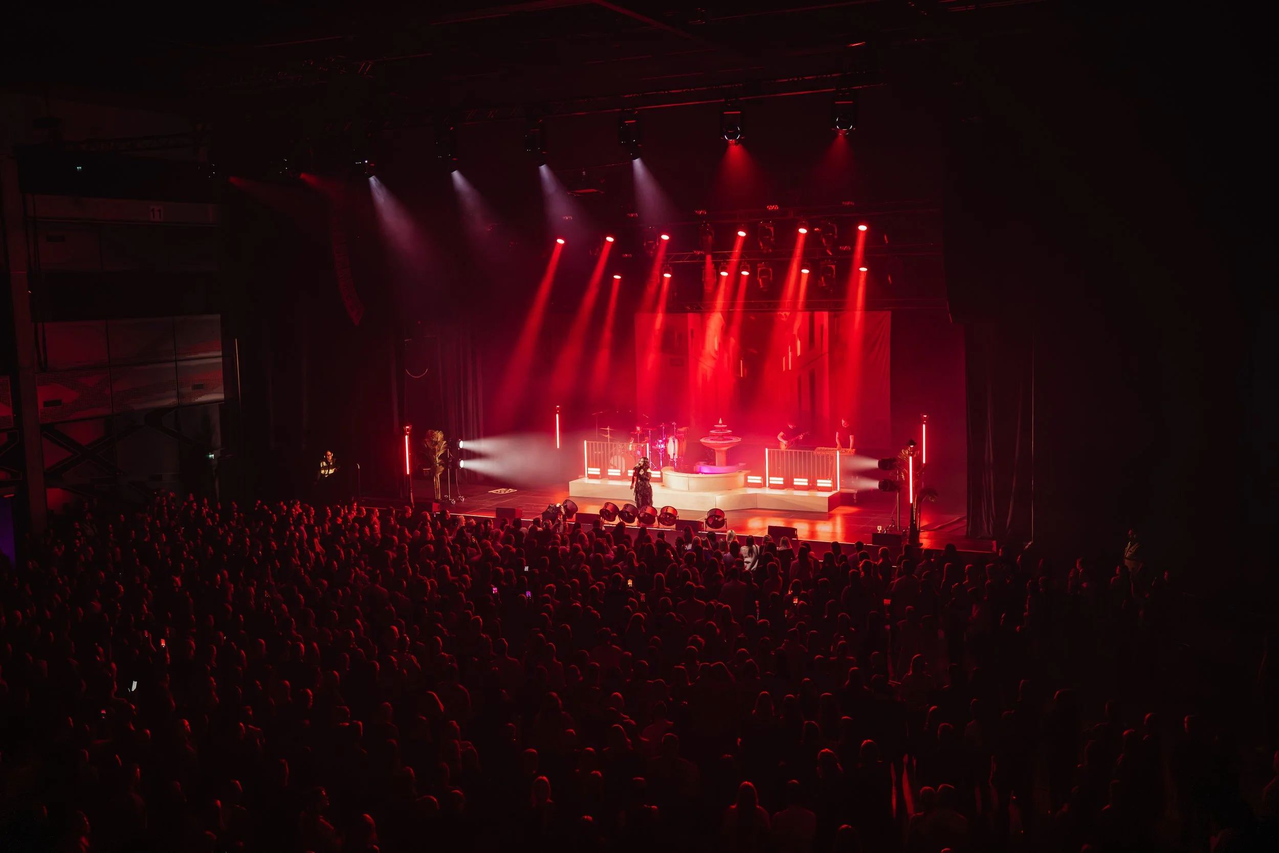 Yleisö katsomassa konserttia esityksenä, jossa on valoefektejä ja musiikkia stage-teltassa.
