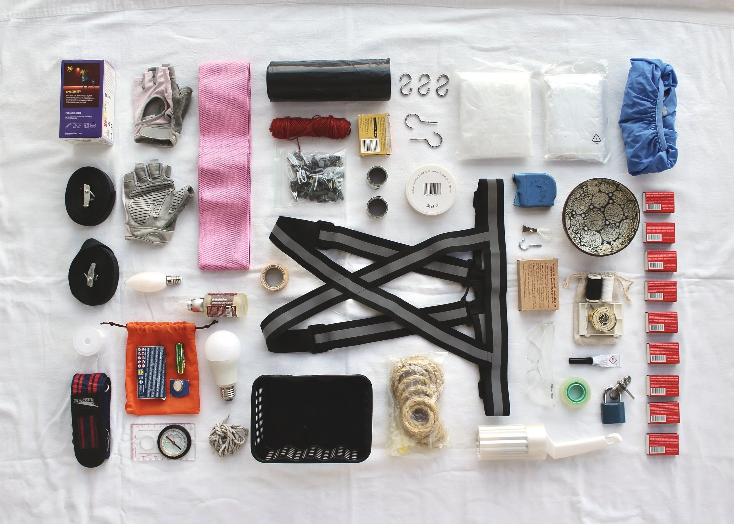 Tavarat aseteltu yksittäin järjestykseen tasolle