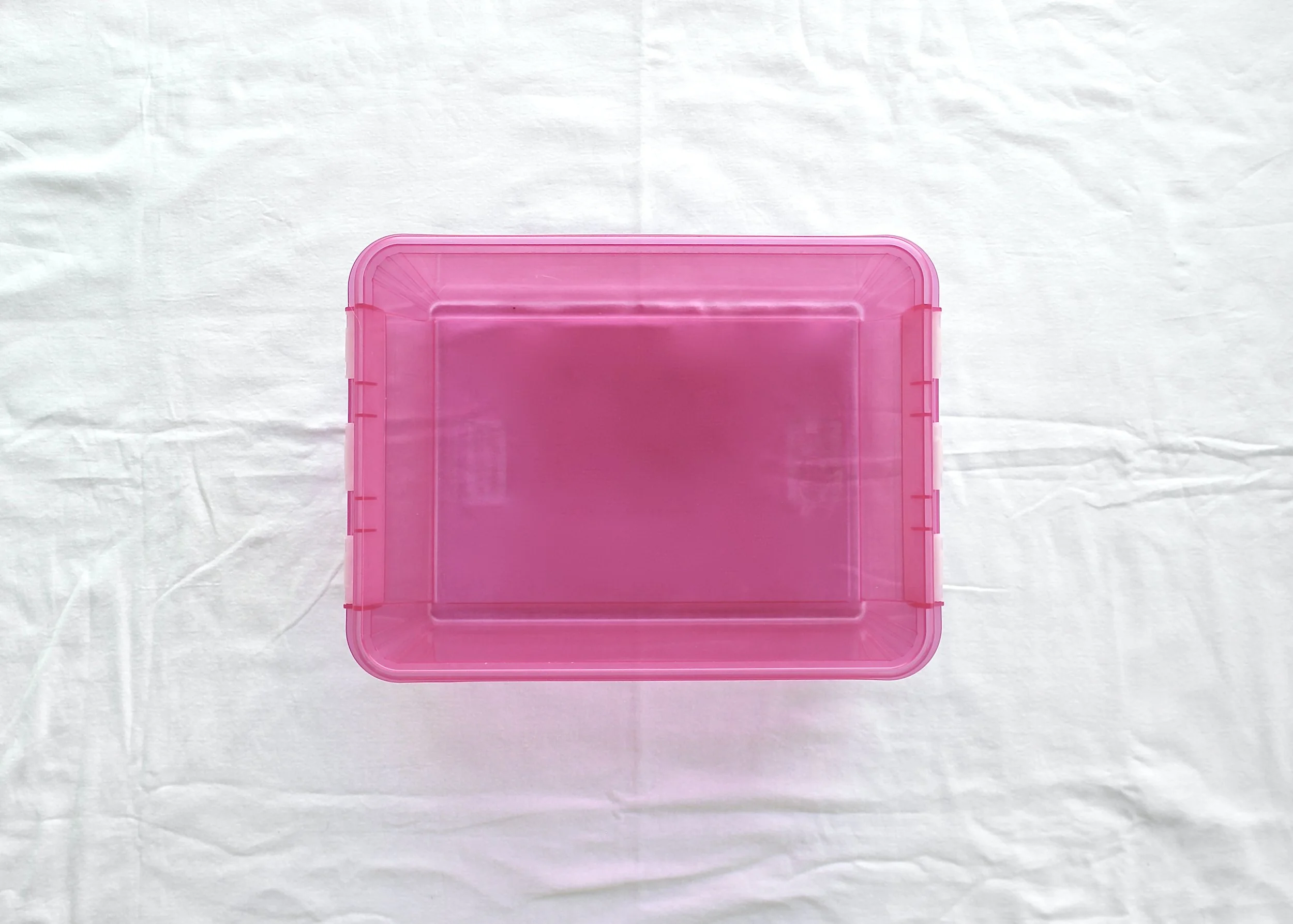 Muovilaatikko, joka on tyhjä