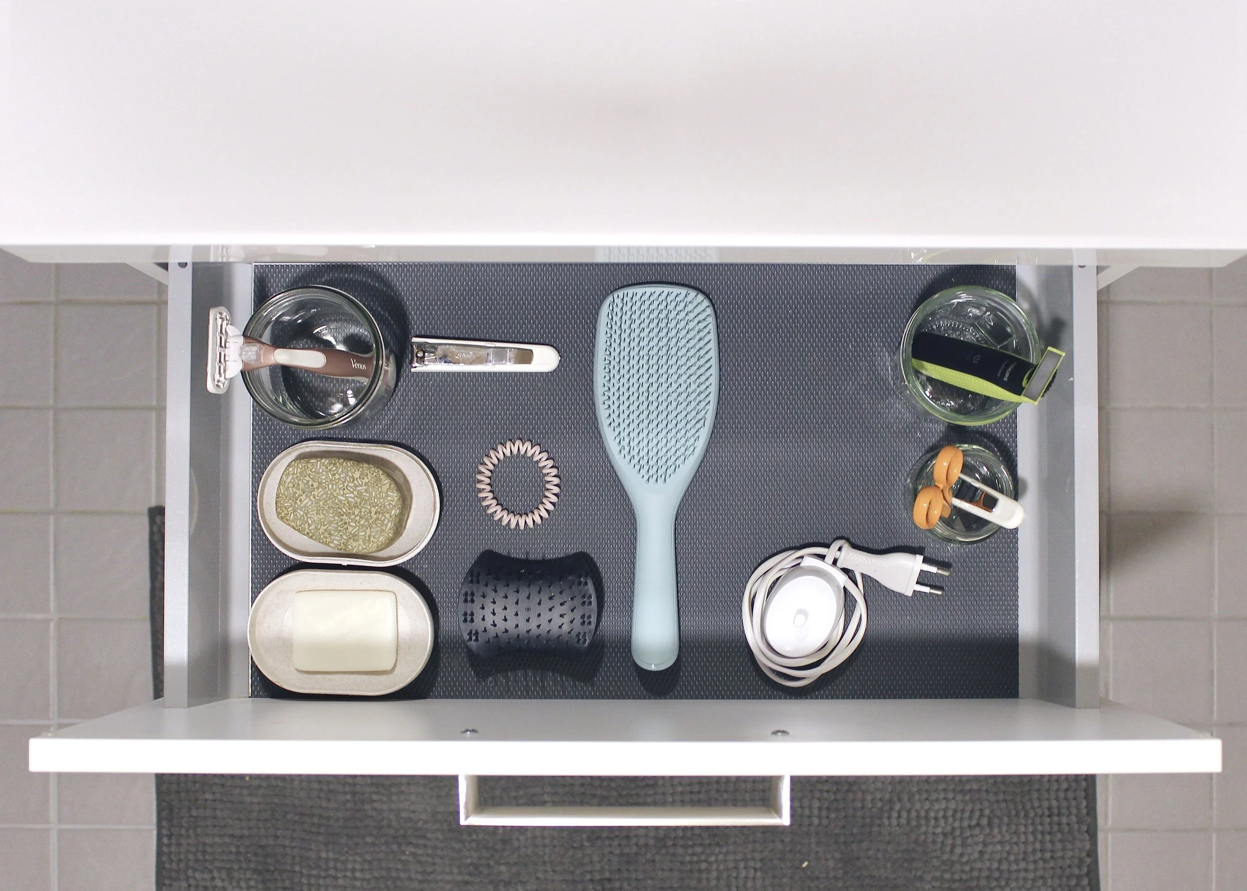 Kuvassa vetolaatikko auki, jossa järjestelty hygieniatarvikkeet