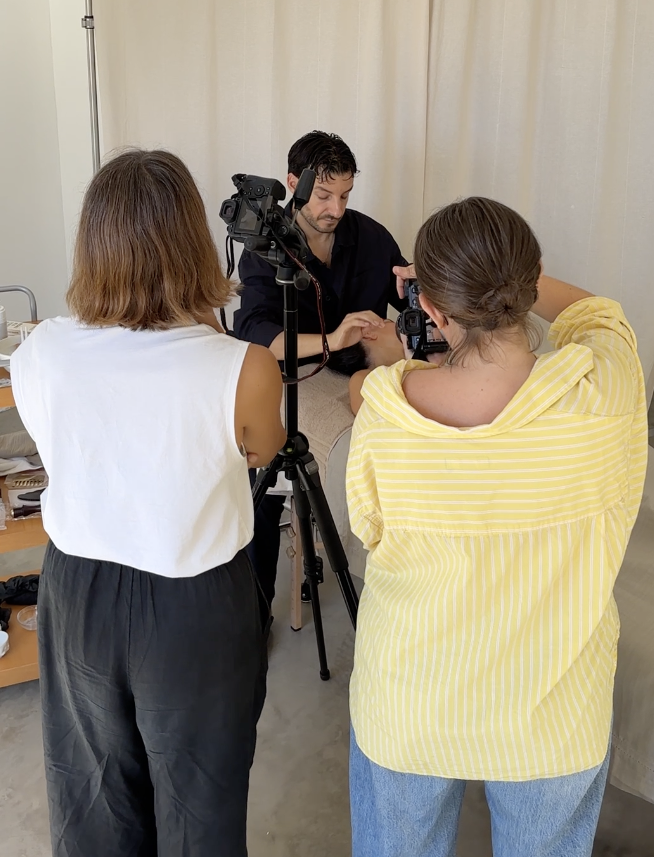 Producció de contingut visual durant una sessió de fotografia i vídeo a Edamame
