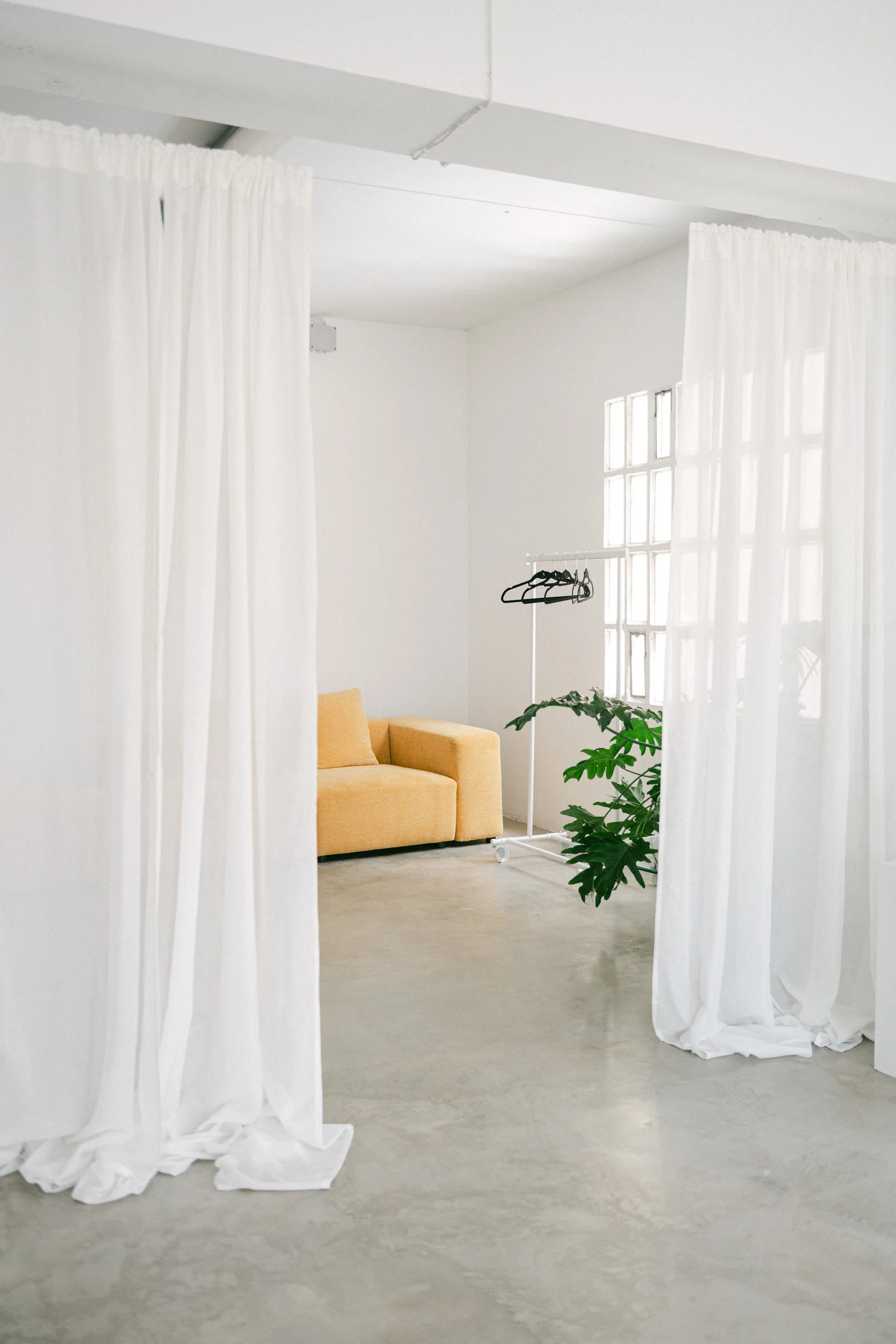 Estudi fotogràfic amb cortines blanques i llum natural