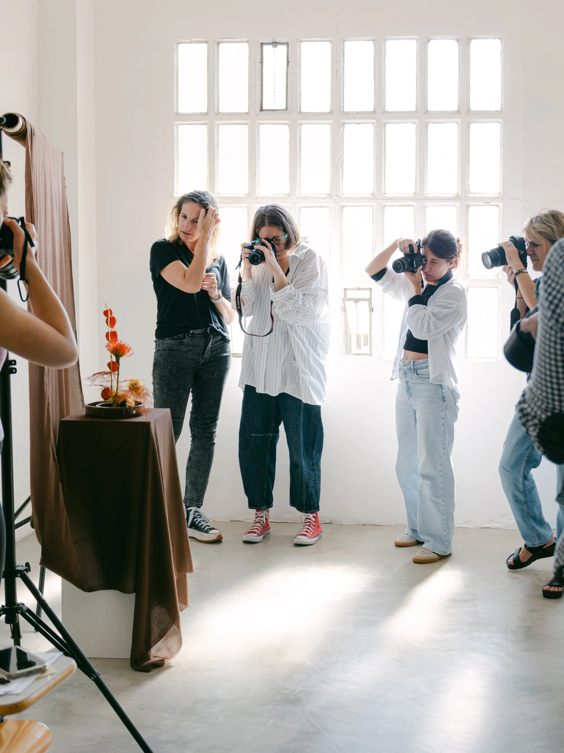 Participants durant un taller de fotografia a l'espai Edamame