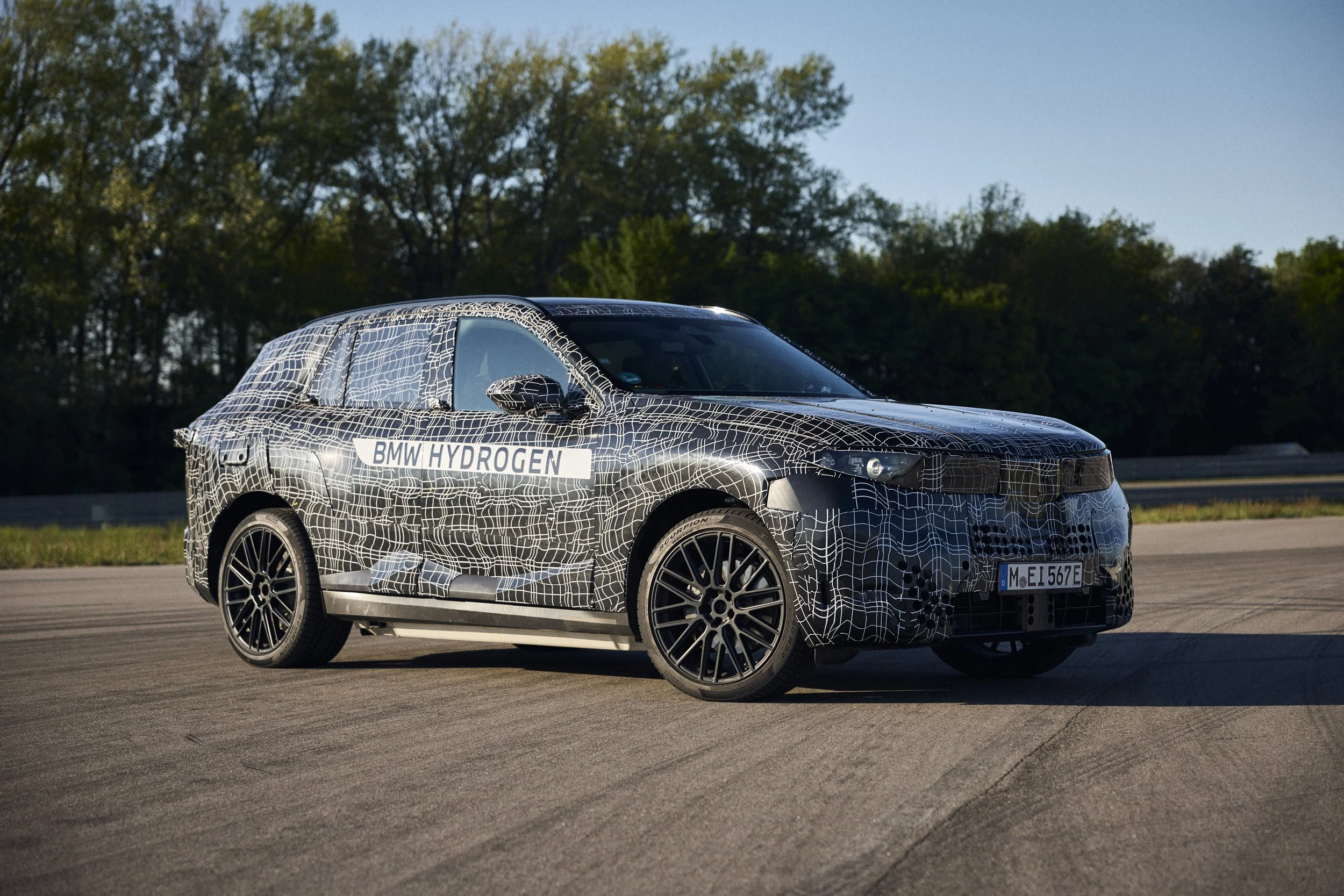 BMW confirms status as “technology pioneer” with confirmed iX5 Hydrogen