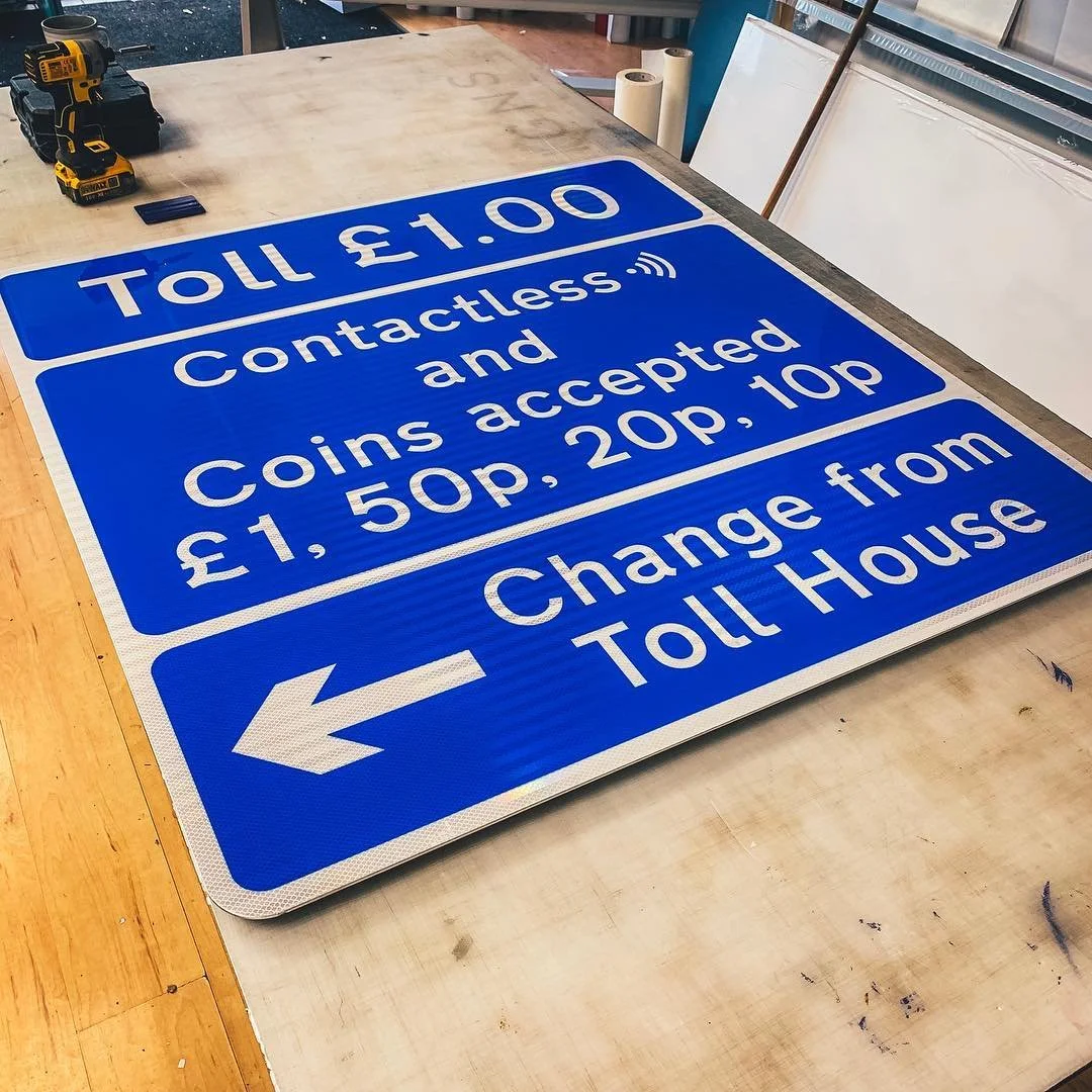 Close-up of a durable aluminium panel with printed directional road signage, highlighting UV-stable and weather-resistant materials.