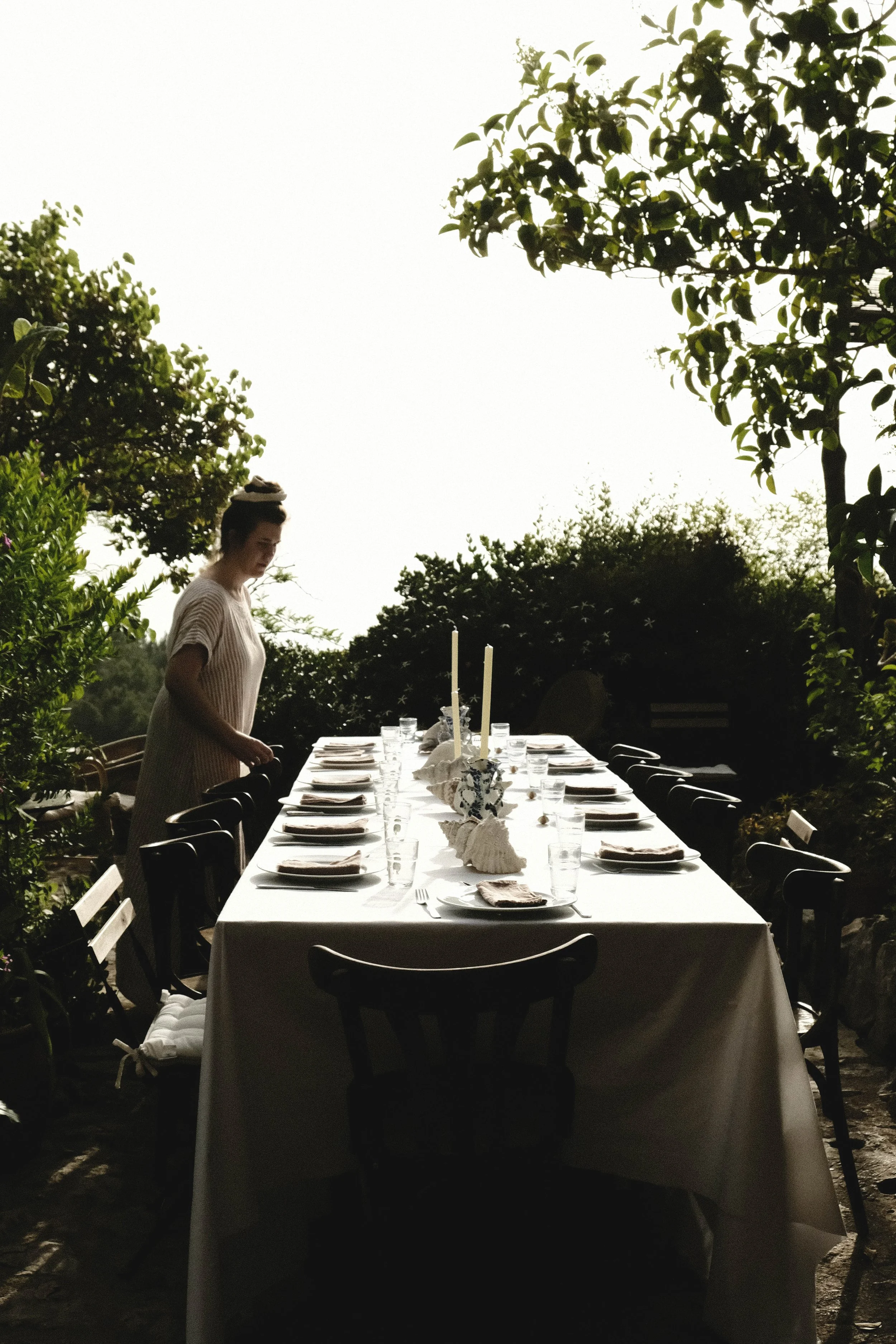 venusian-getaway-table-setting-shell-centerpiece.jpg