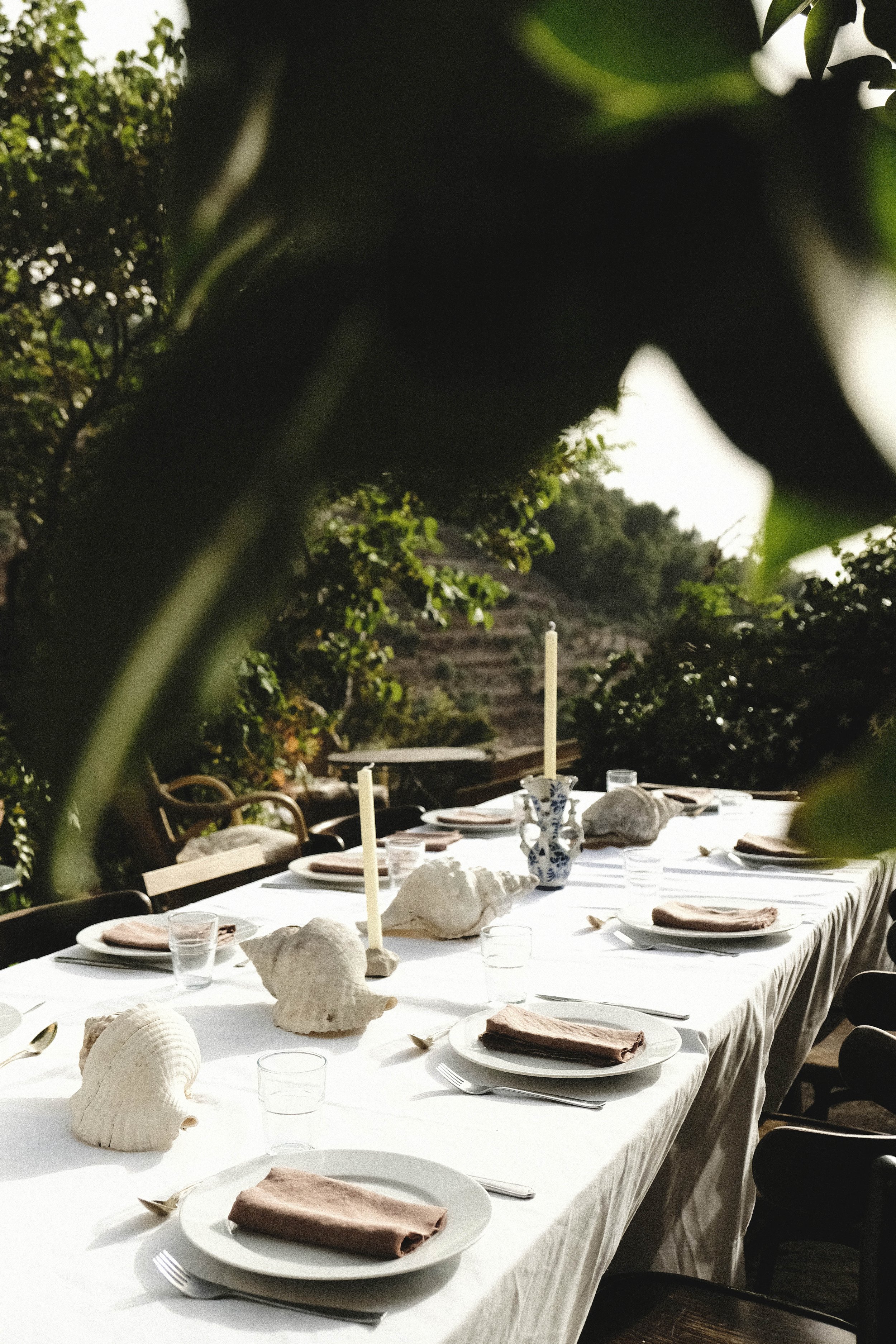 venusian-getaway-table-setting-shells-candles-mallorca.jpg