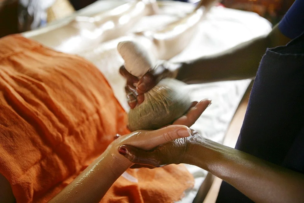 Tratamiento con Pindas para dolores articulares en el Centro Ayurveda Barcelona