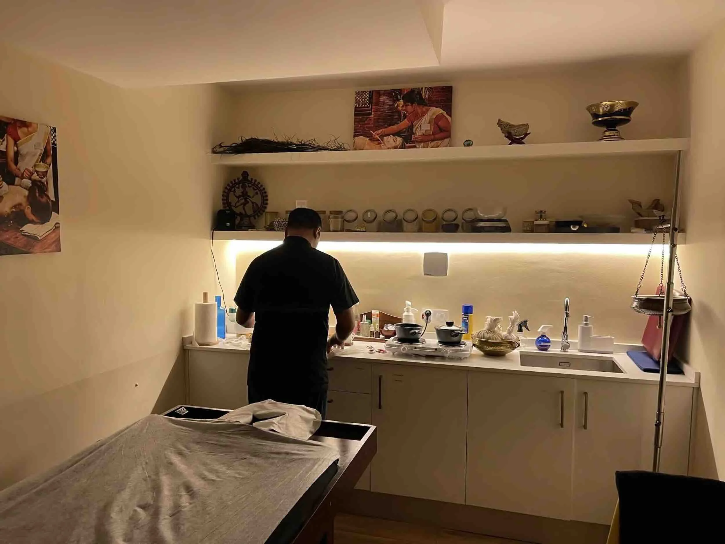 Dr. Narayan Yadav at the Ayurvedic Health Center in Plaça John Lennon (Barcelona)
