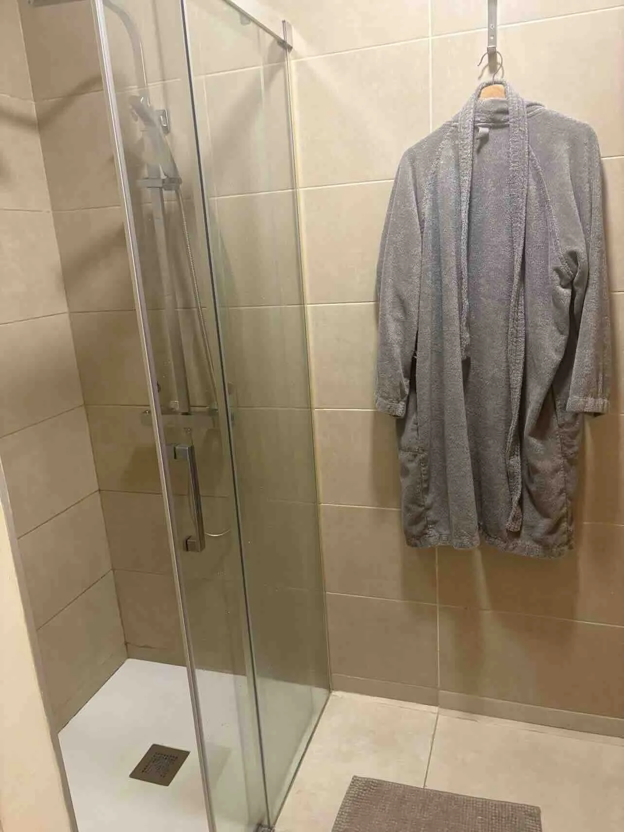 Shower and bathrobe in the treatment room for Ayurvedic therapies and Panchakarma in Barcelona