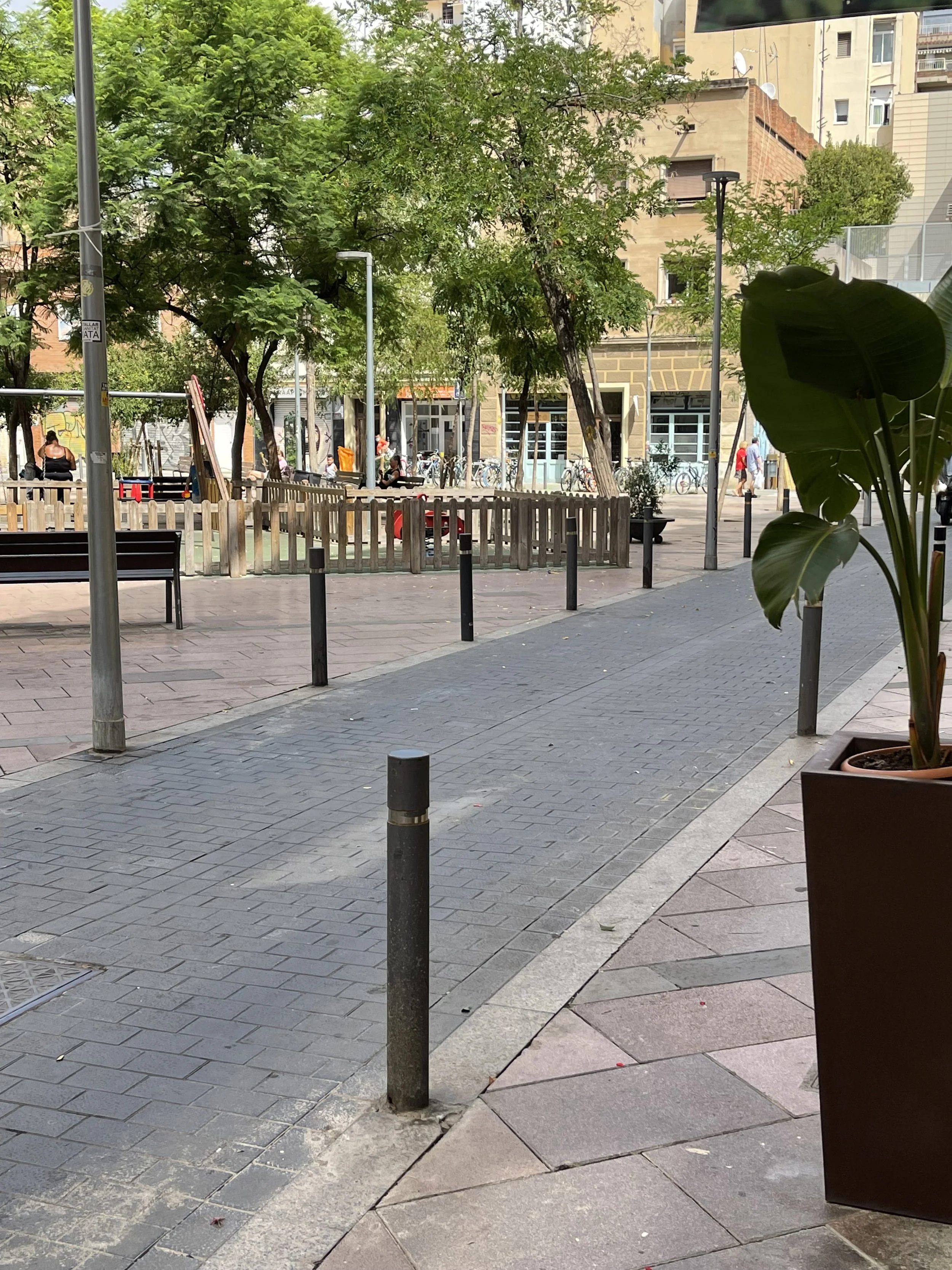 Vista de la Plaza de John Lennon donde se encuentra el Centro de Ayurveda Barcelona del Dr. Narayan Yadav