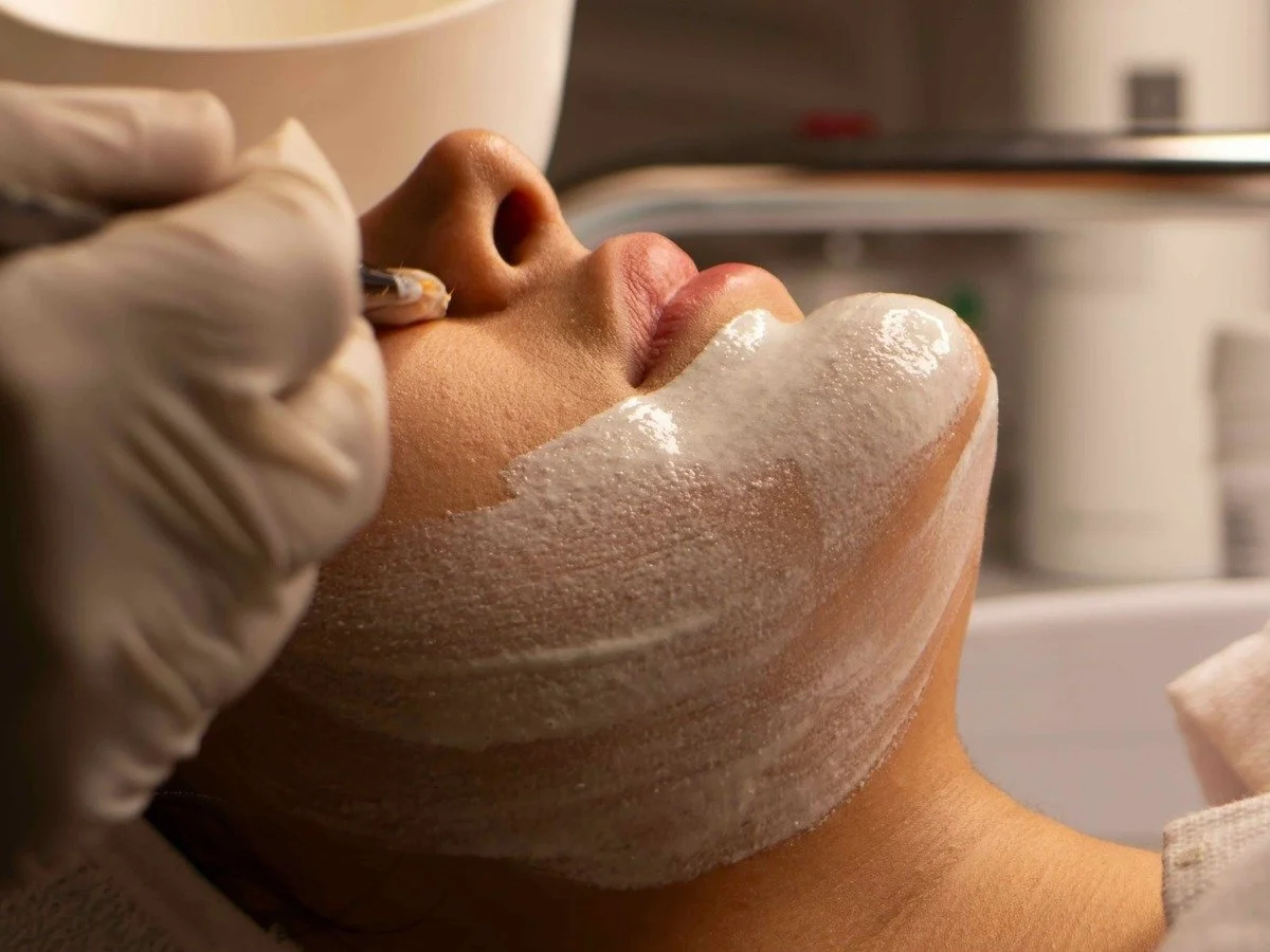 Aplicación de una mascarilla facial nutritiva para cuidar la piel seca en otoño