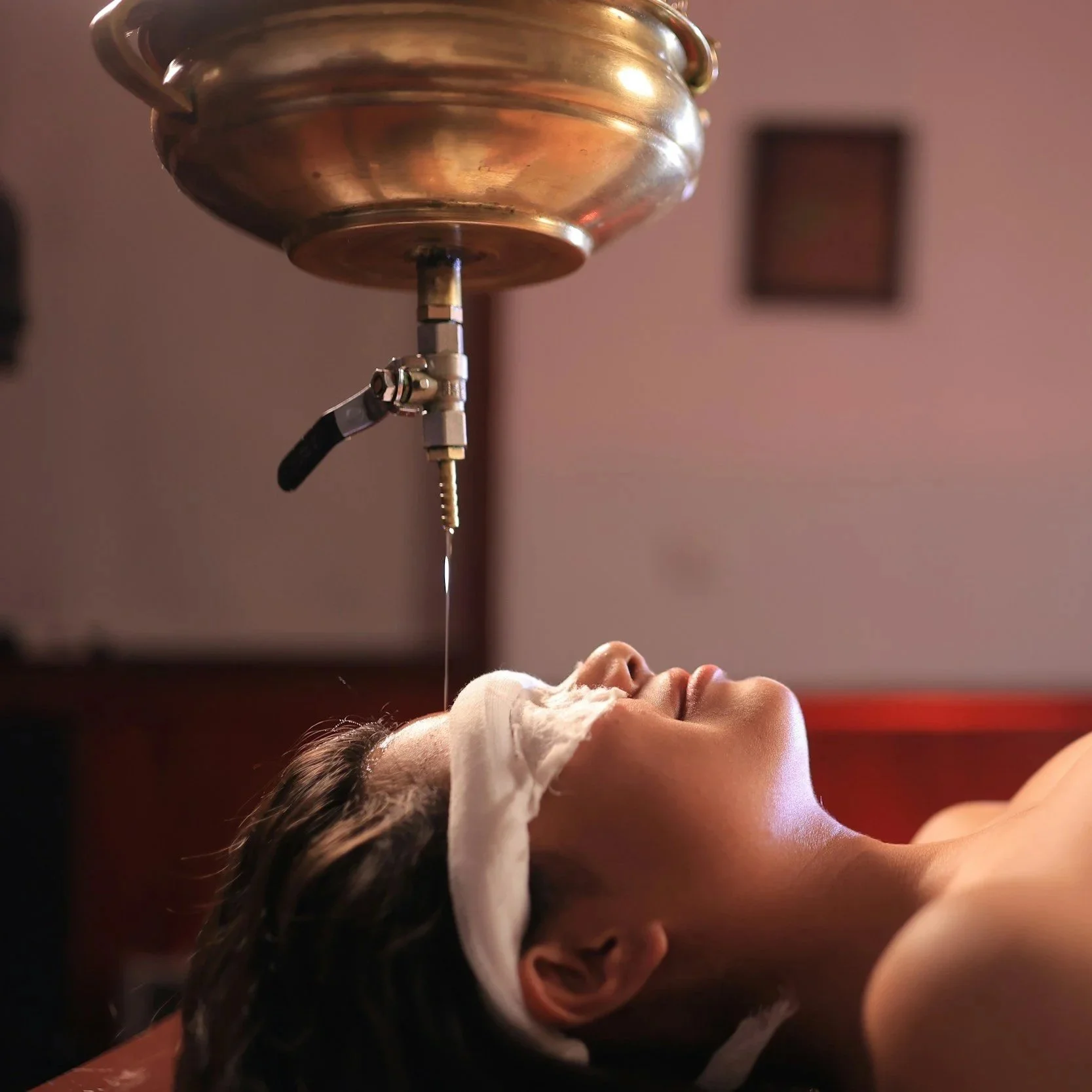 Sesión de Shirodhara en Ayurveda Barcelona — vertido de aceite medicinal sobre la frente · Gràcia