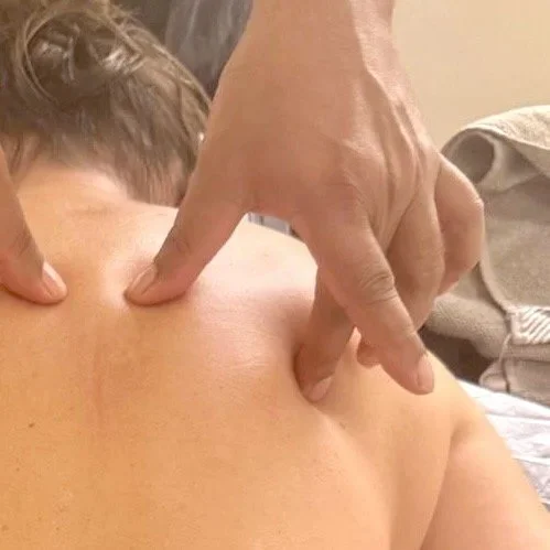 Combinación de terapias ayurvédicas con masaje terapéutico en consulta Ayurveda Barcelona