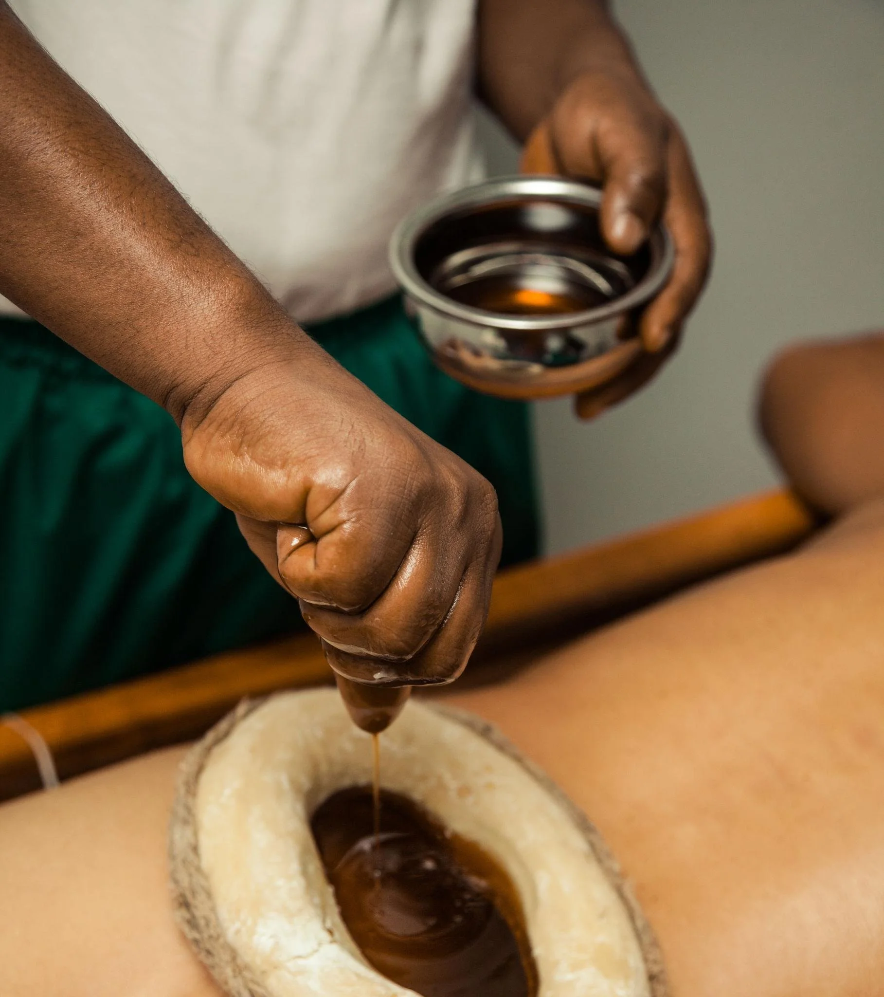 Terapia Ayurvédica Basti con aceites medicinales para dolores localizados