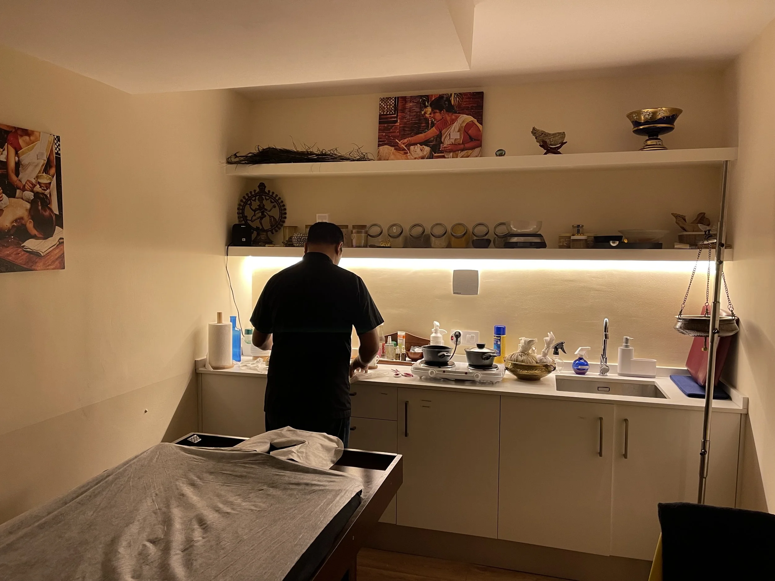 Narayan Yadav preparando una sesión de tratamiento ayurvédico en el Centro Ayurveda Barcelona