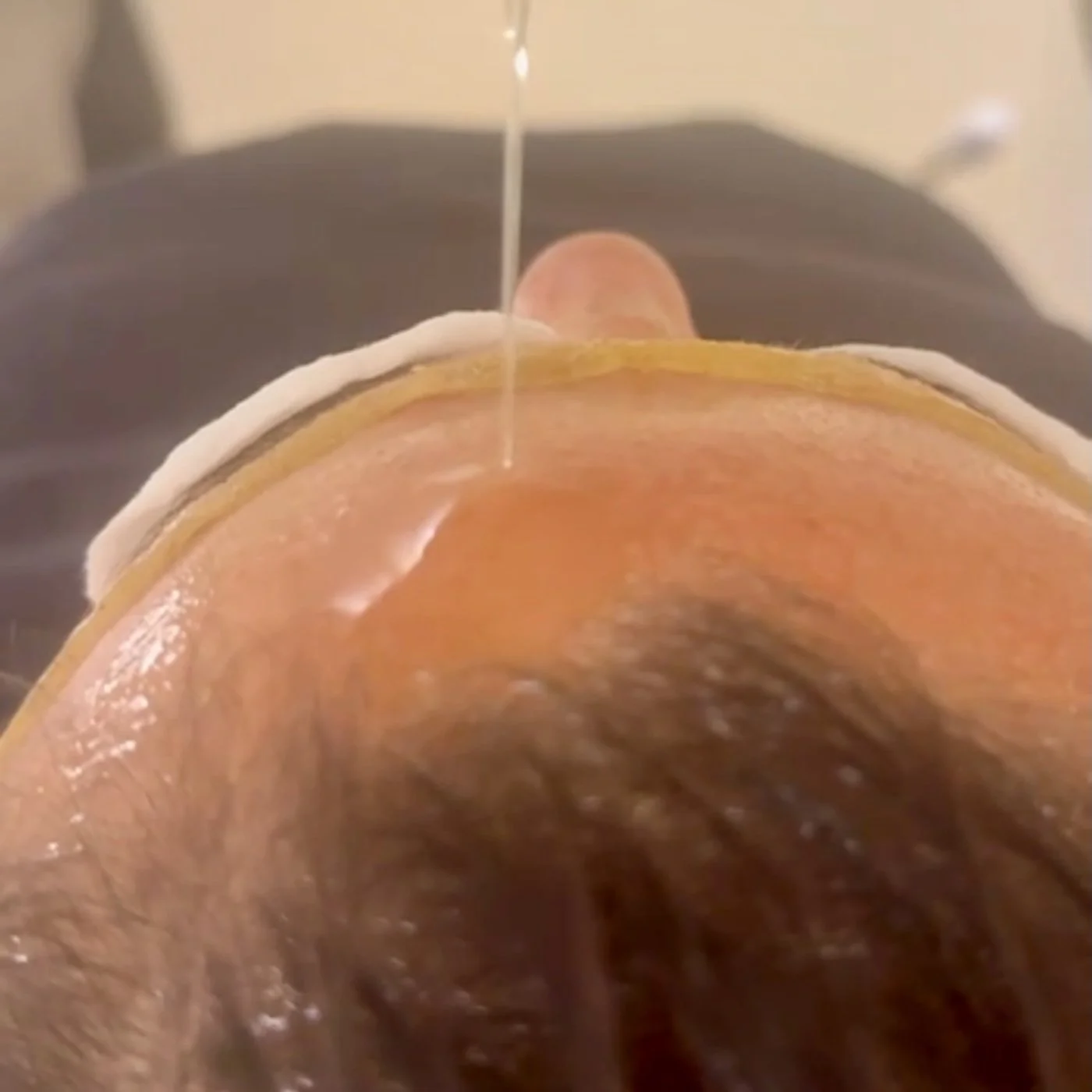 Sesión de Shirodhara con vertido continuo de aceite ayurvédico tibio sobre la frente - Ayurveda Barcelona Gràcia