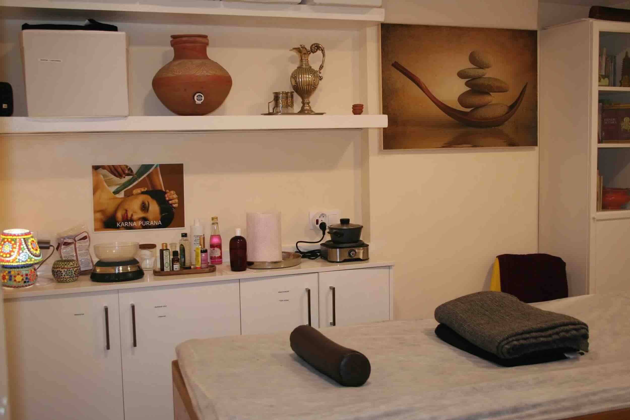 Inside the Ayurvedic Health Center in Plaça John Lennon (Barcelona)