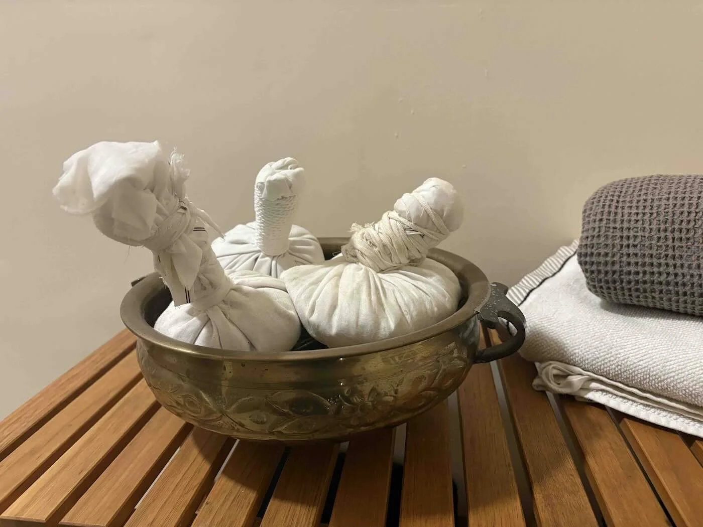 Terapia ayurvédica Pindasveda para tratar el dolor crónico y la artritis en Ayurveda Barcelona-Gracia