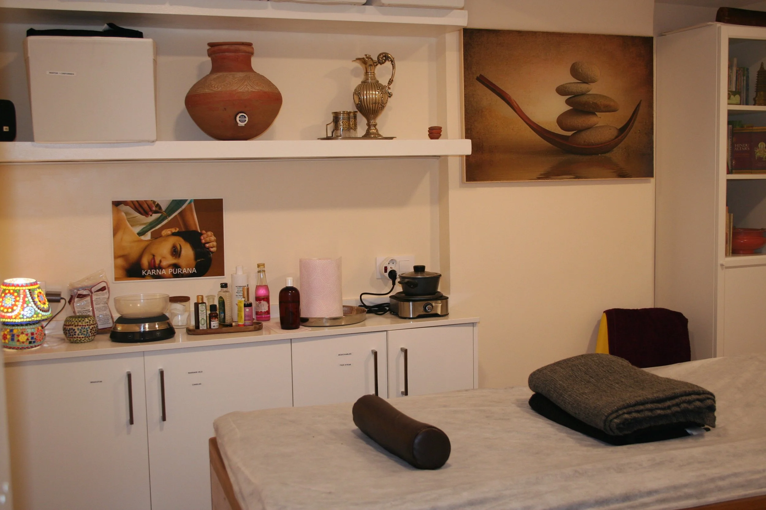 Sala de masaje y tratamientos  en el centro de Ayurveda Barcelona del Dr. Narayan Yadav