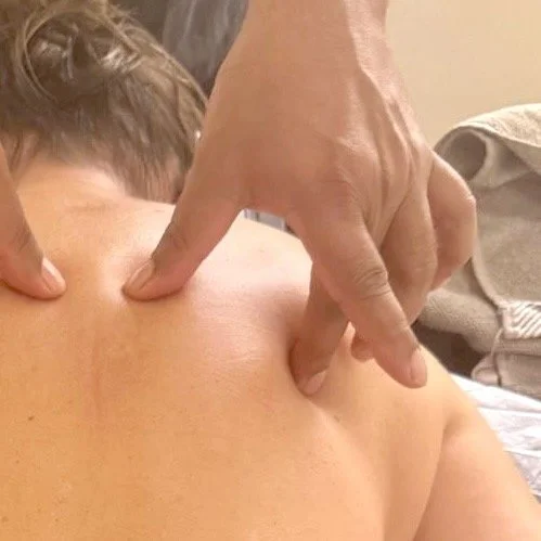 Persona recibiendo una terapia de masaje en la espalda