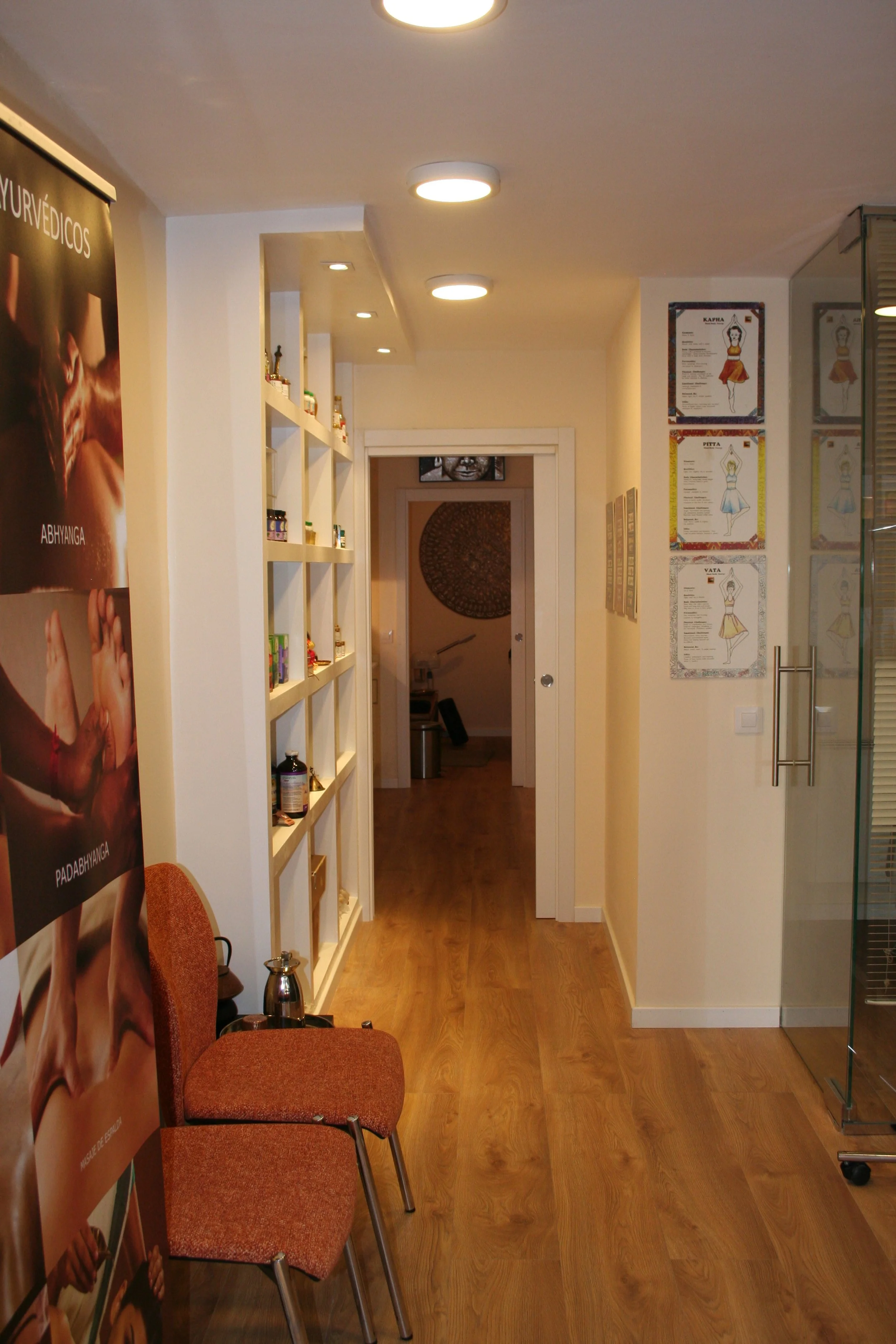 Pasillo de clínica de terapia alternativa en el Centro de Ayurveda Barcelona del Dr. Narayan Yadav