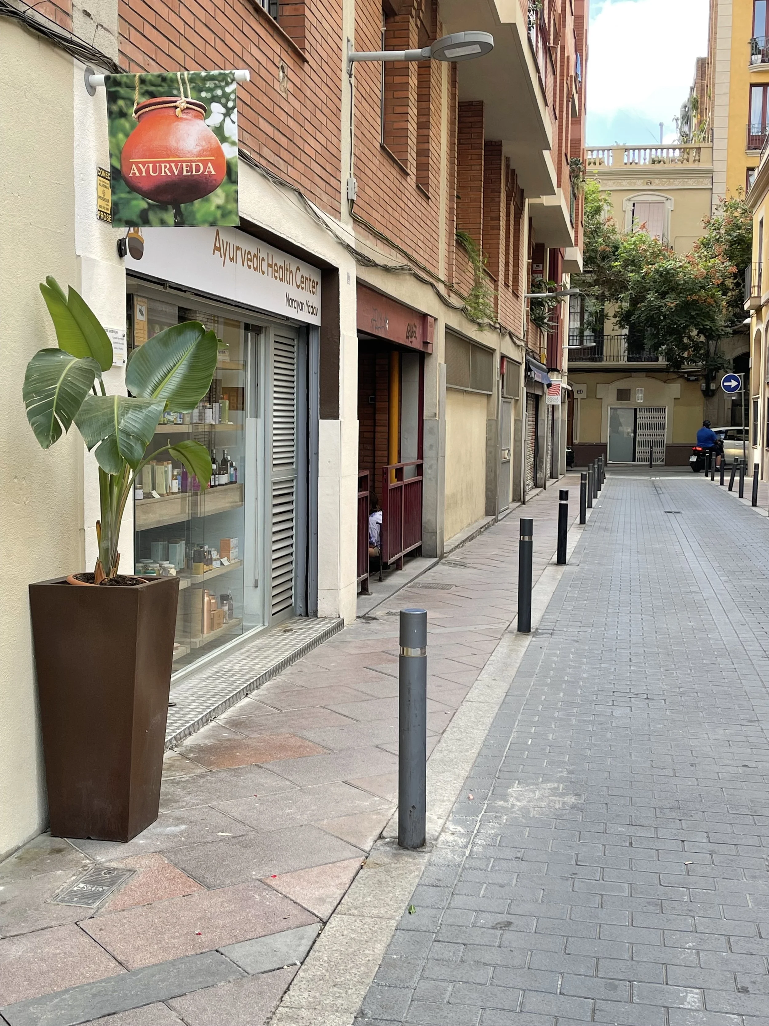 Vista de una acera del barrio de Gracia donde se encuentra el Centro Ayurveda Barcelona del Dr. Narayan Yadav
