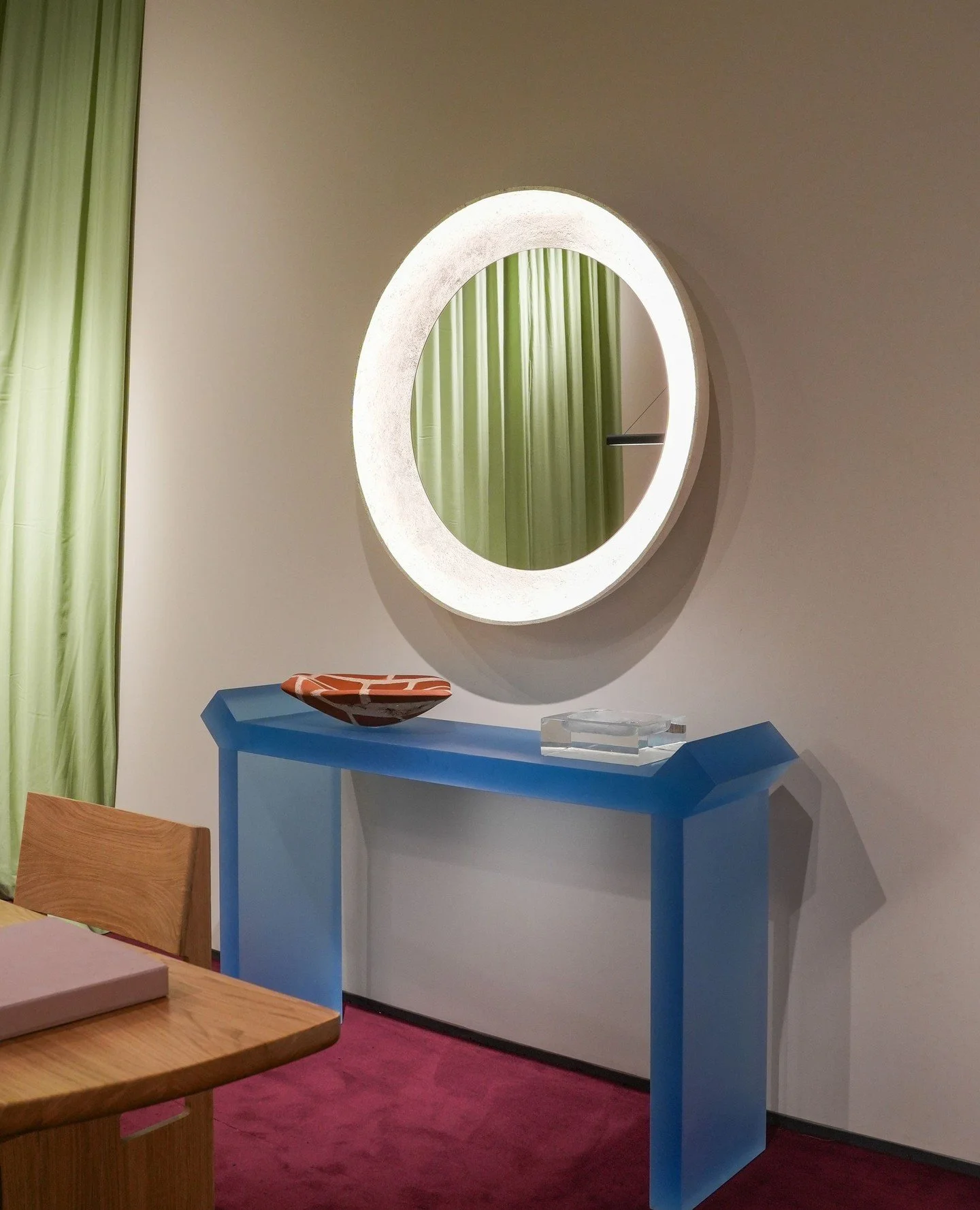 What a treat to visit the Collectors Preview at PAD London today.⁠
⁠
Here are a few photos I took of memorable pieces:⁠
⁠
Photo 1: A piece of beautiful, sculptural resin furniture⁠
Photo 2: Lost wax crystal objects⁠
Photo 3: A Larissa Lockshin painti