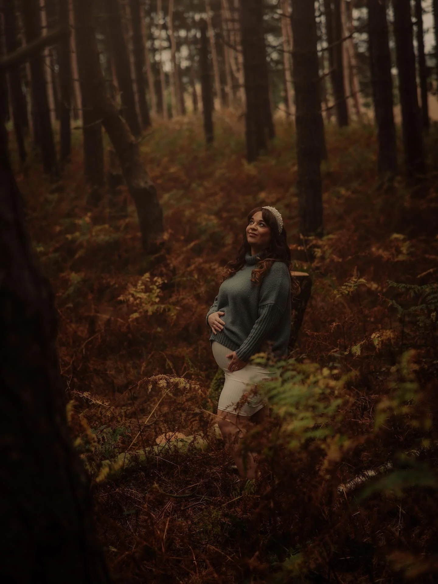 Okay let&rsquo;s have another cheeky sneaky sneak peek shall we? 

This is the beautiful mama to be, Megan, absolutely glowing amongst the autumn leaves and pines yesterday. The forest was showing off for us, crisp air, and that soft, dreamy atmosphe