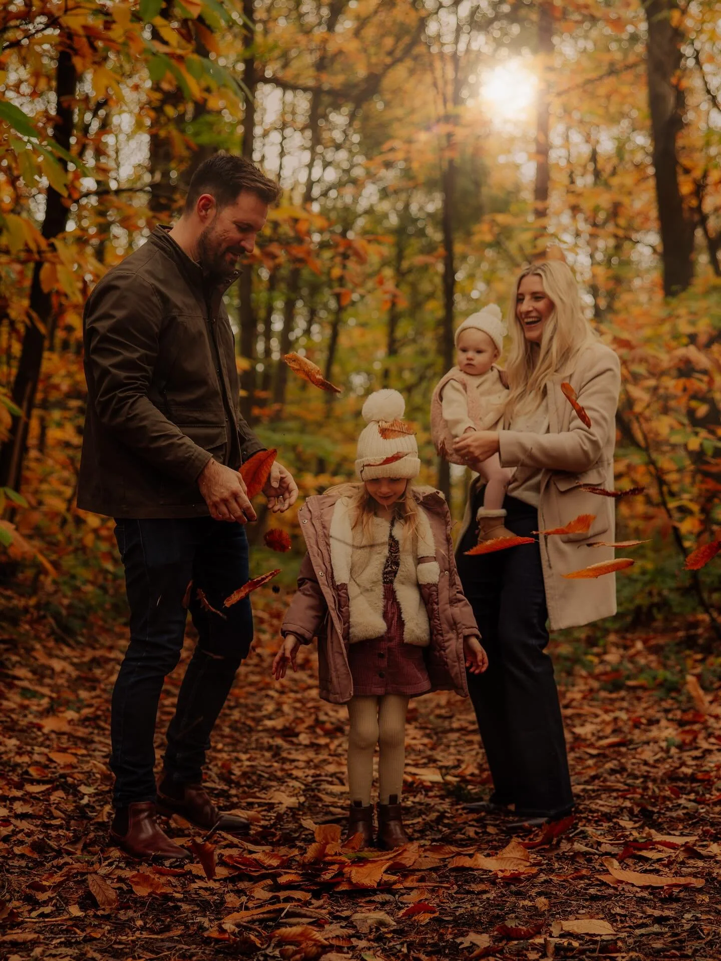 So this very beautiful, autumnal session was the only one of the Autumn Minis that got postponed due to the weather, and wow what a lucky rearrange! Sherwood Pines, the gorgeous golden morning sun and absolute perfection! 🤎

This was a family sessio
