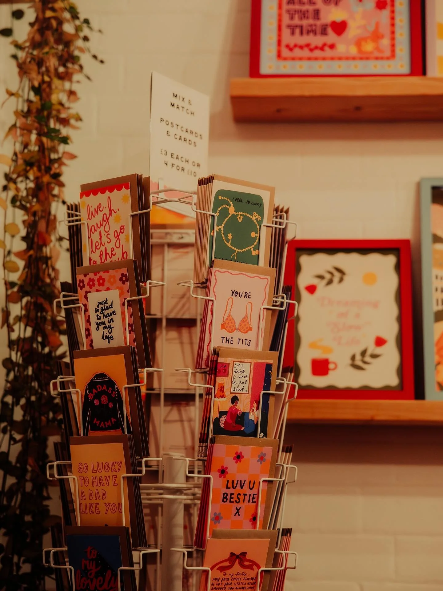 Candle Painting, Tarot &amp; Prosecco at Emmy Lupin studio in Notts 🎨💖

I had a very lovely, relaxed evening (a kid free one!) painting candles and sipping Prosecco, whilst surrounded by the most GORGEOUS, vibrant world of art and decor that felt l