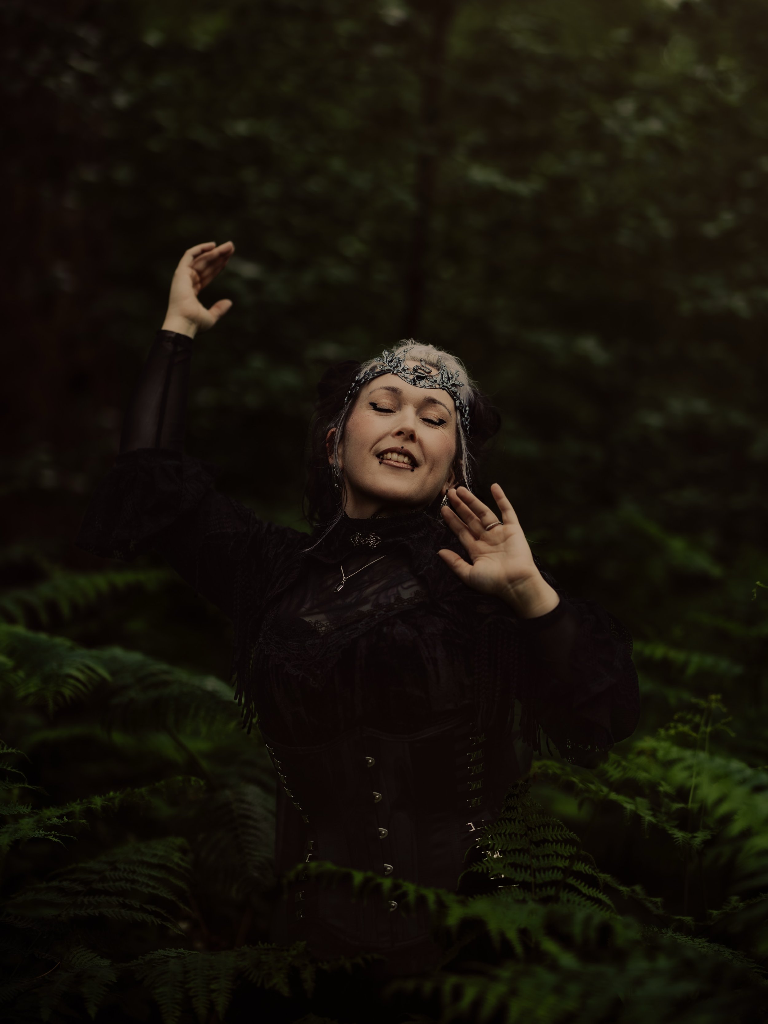 🌿 L A U R E N 🌿

Absolutely no words for how freaking INSANELY INCREDIBLE Lauren looked in this soul session!

Can you believe this is her WEDDING DRESS/OUTFIT?! She looks like something out of sci fi, fantasy, Star Wars dream, and I spent the enti